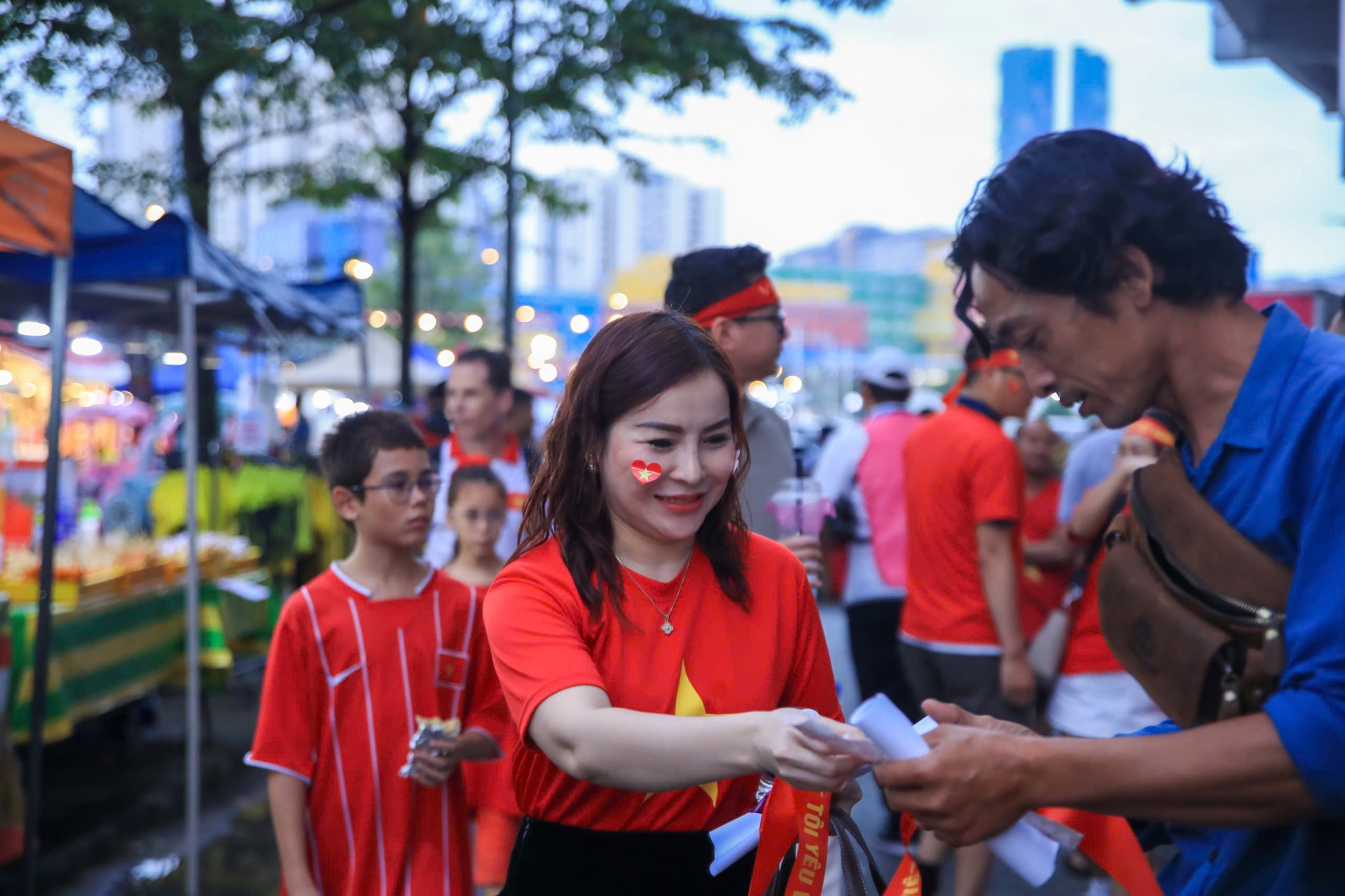 Diễn biến ĐT Malaysia vs Việt Nam: VÀOOO! cầu thủ Malaysia phản lưới nhà, 2-0 cho Việt Nam - Ảnh 9.