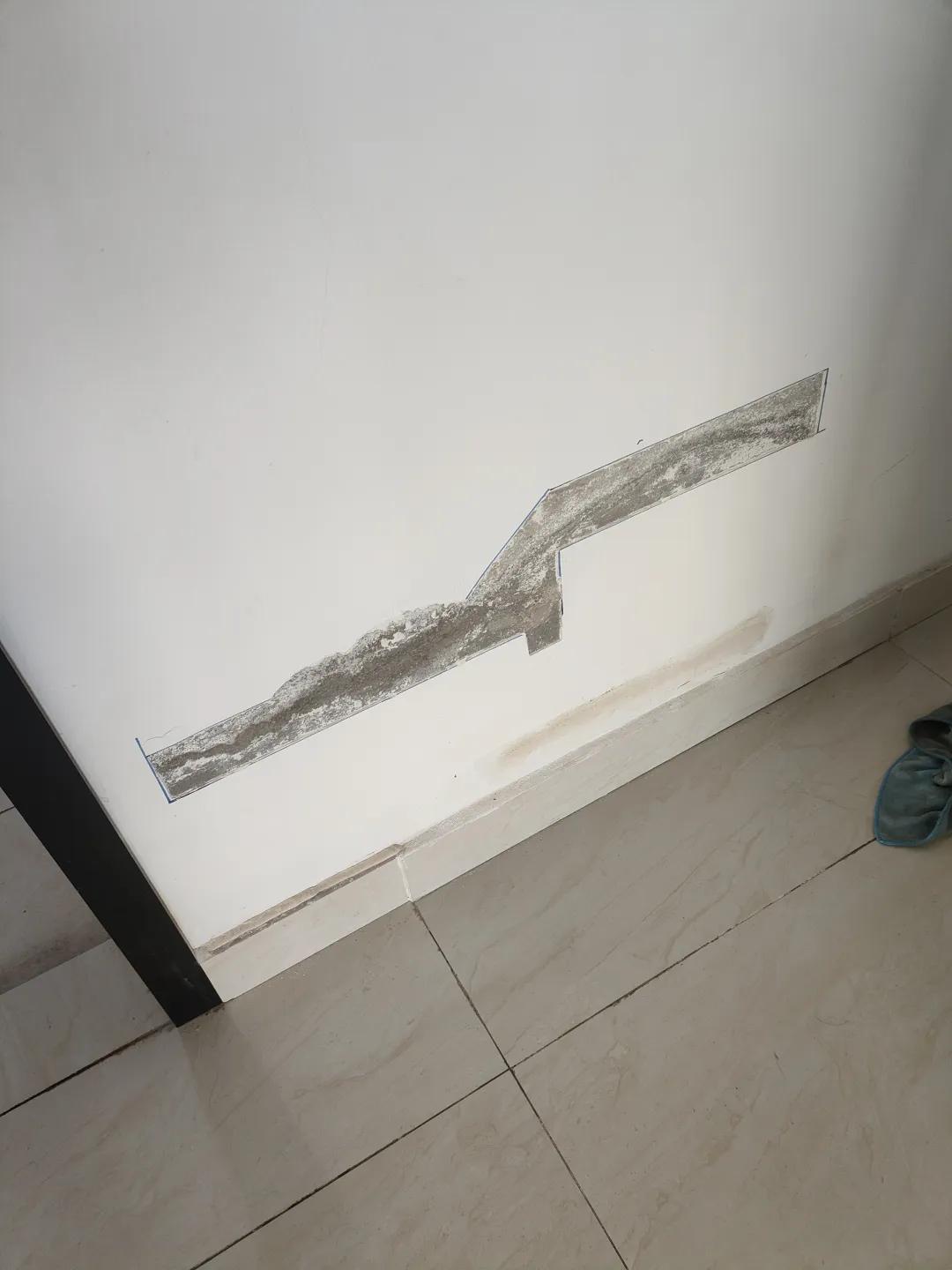 Mới dọn v&agrave;o ở 1 th&aacute;ng, nh&agrave; đ&atilde; lộ 4 lỗi khiến chủ nh&agrave; ph&aacute;t c&aacute;u: Gạch nứt, cửa k&iacute;nh rạn, nh&agrave; vệ sinh vừa r&ograve; vừa bốc m&ugrave;i - Ảnh 3.