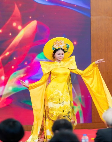 BST "Sắc Hỷ Lạc Việt"của NTK Hương Beful trong Tuần lễ Thời trang  - Ảnh 7.
