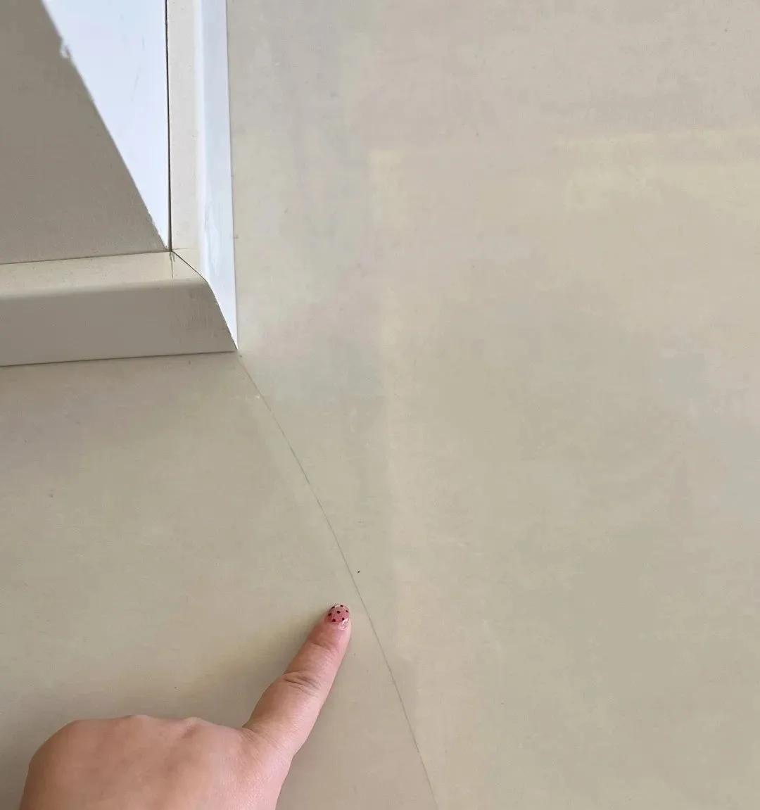 Mới dọn v&agrave;o ở 1 th&aacute;ng, nh&agrave; đ&atilde; lộ 4 lỗi khiến chủ nh&agrave; ph&aacute;t c&aacute;u: Gạch nứt, cửa k&iacute;nh rạn, nh&agrave; vệ sinh vừa r&ograve; vừa bốc m&ugrave;i - Ảnh 2.