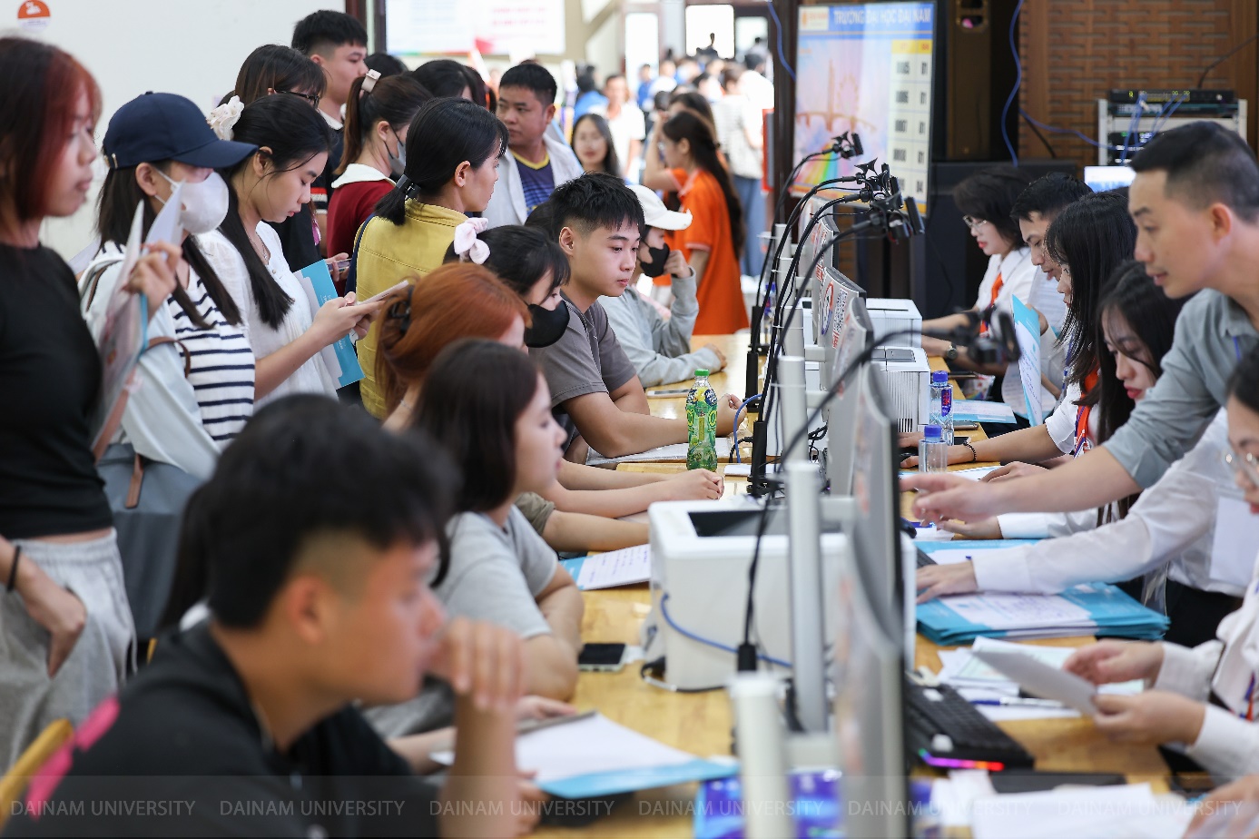 Tân sinh viên “chạm nghề” ngay ngày nhập học, bật bản sắc - sáng hành trình tại Đại học Đại Nam- Ảnh 1.