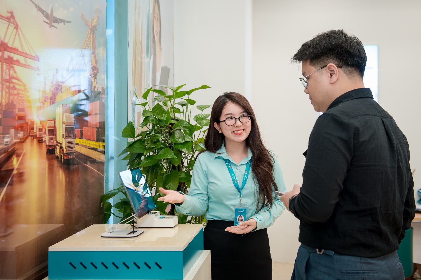 Giao dịch tại ABBank thuận tiện hơn với mô hình Số hóa giao dịch tại quầy- Ảnh 1.