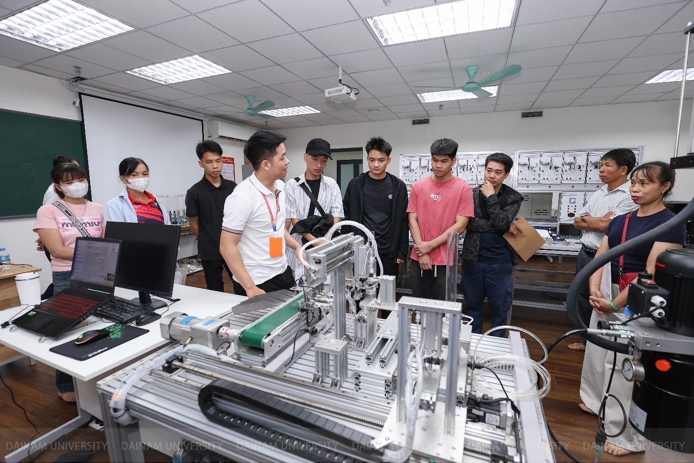 Tân sinh viên “chạm nghề” ngay ngày nhập học, bật bản sắc - sáng hành trình tại Đại học Đại Nam- Ảnh 2.