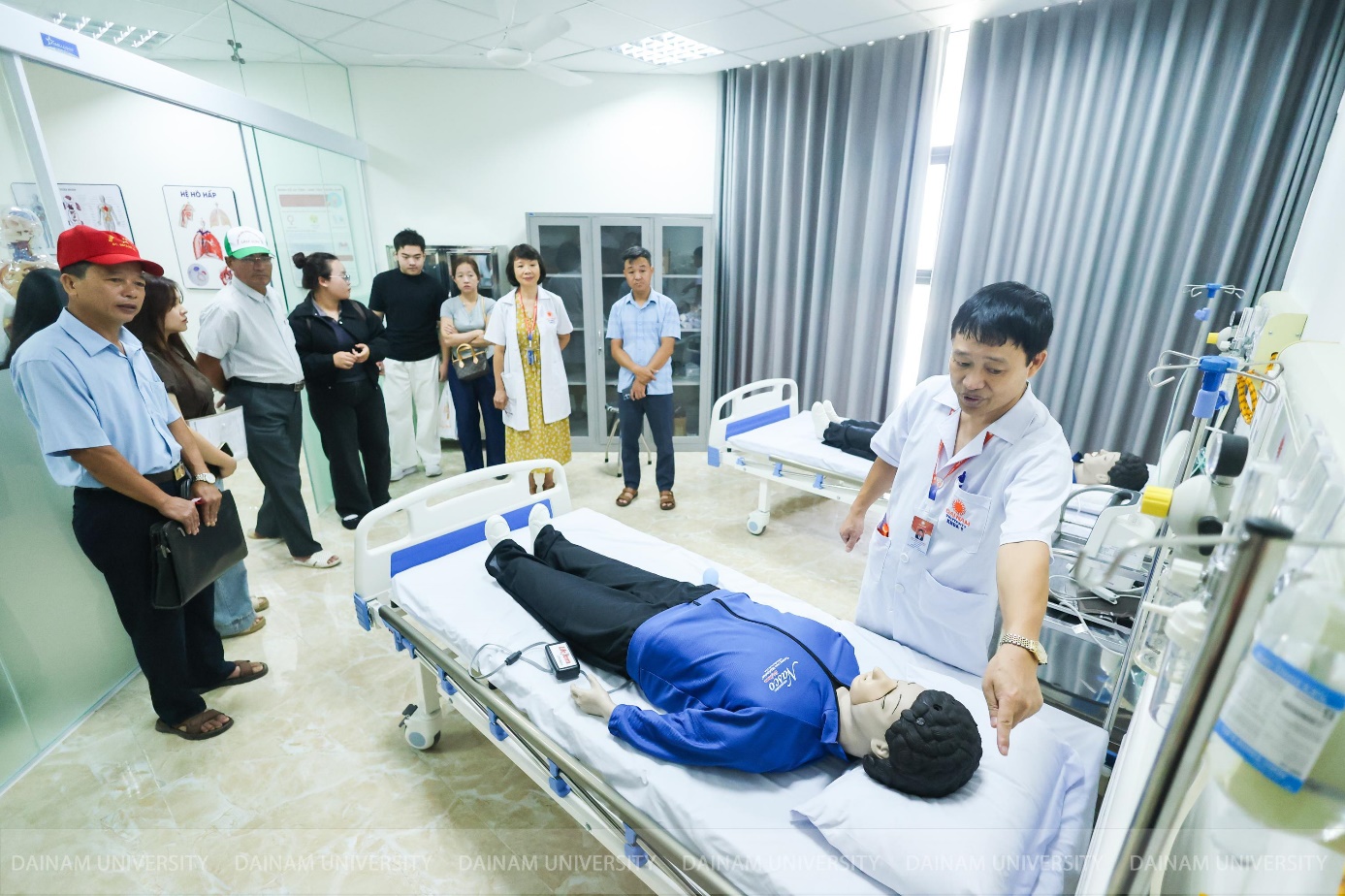 Tân sinh viên “chạm nghề” ngay ngày nhập học, bật bản sắc - sáng hành trình tại Đại học Đại Nam- Ảnh 3.