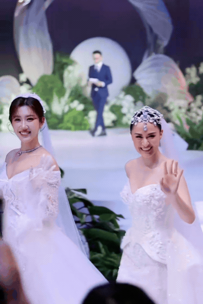 Mỹ nhân Việt đứng cạnh nàng tiên cá đẹp nhất thế giới vẫn không hề lu mờ, visual sáng rực như ngọc ngà châu báu - Ảnh 3.