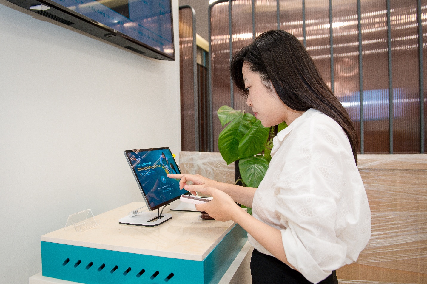 ABBank: Khi hành trình giao dịch được thiết kế theo nhu cầu khách hàng tại quầy - Ảnh 1.