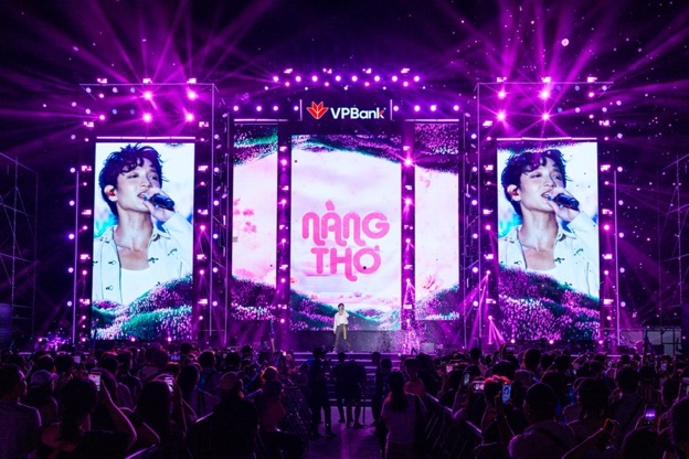 Hàng nghìn khán giả “cháy” hết mình trong đêm nhạc hội bùng nổ VPBank Prime's Night, tiếp lửa hơn 10.500 runner trước Race Day- Ảnh 5.