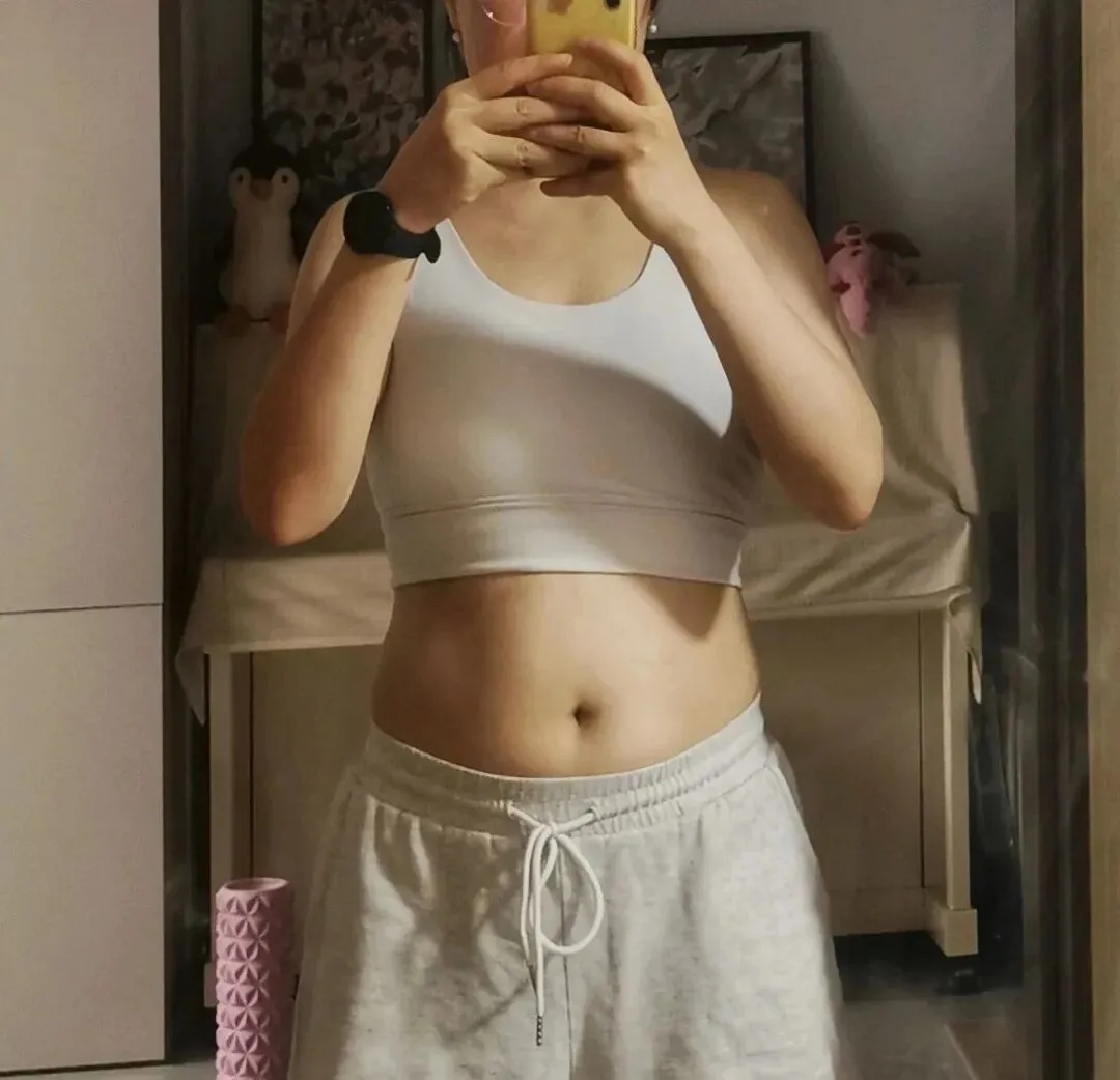 Nữ bác sĩ 47 tuổi gây sốt vì chỉ số cholesterol cao trở lại bình thường, cơ bụng săn chắc rõ: Bí quyết là thực hiện 1 việc duy nhất trong phòng khách- Ảnh 3.