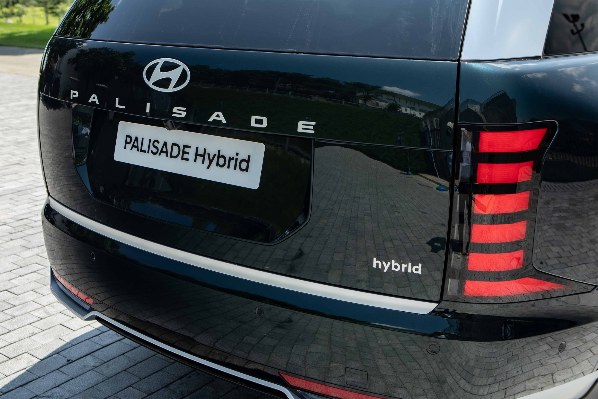 Xe hybrid ở Việt Nam: 'Ăn xăng như ngửi' thì hỏi Toyota, cảm giác lái hay thì biết hỏi ai? - Ảnh 1.
