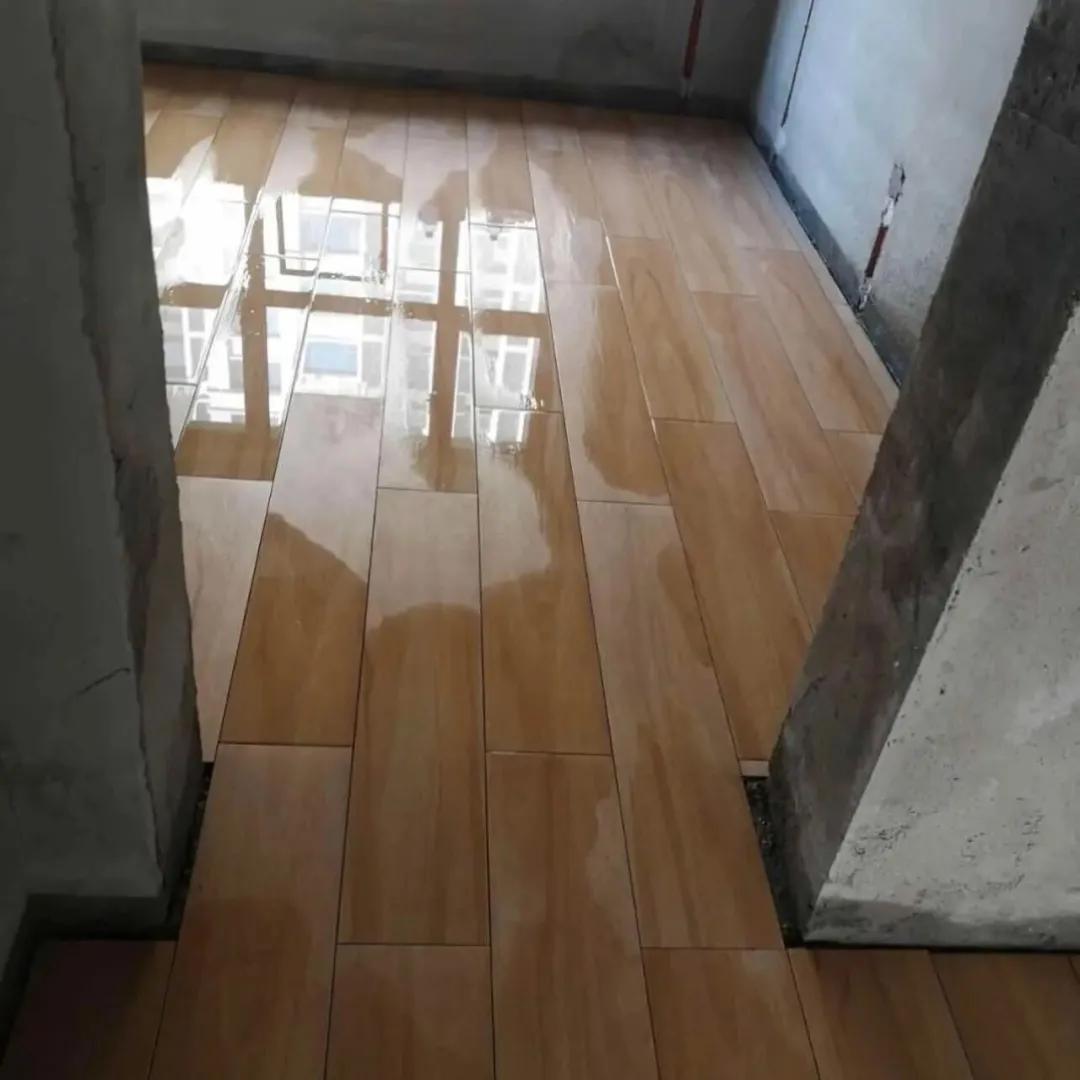 Sau hơn một năm sống cùng gạch giả gỗ, tôi mới hiểu vì sao nhiều người lát xong lại muốn thay: Đẹp trên ảnh nhưng có 8 điểm phải cân nhắc - Ảnh 2.