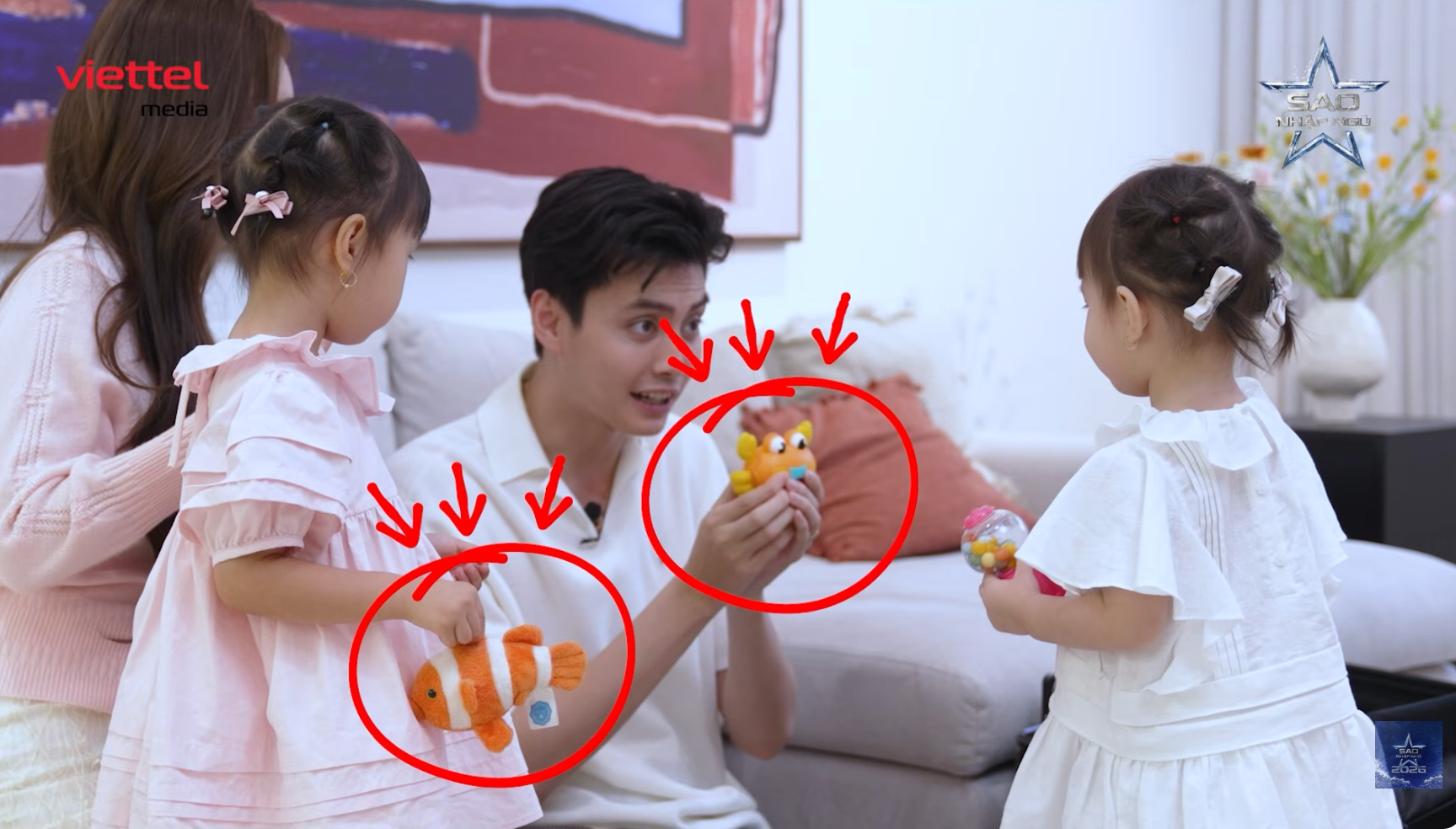 Tuấn Dương c&oacute; 2 c&ocirc; con g&aacute;i &ldquo;m&aacute;t l&ograve;ng m&aacute;t dạ&rdquo;: Lo lắng khi biết ba đi "Sao Nhập Ngũ", c&ograve;n gửi đồ chơi l&agrave;m h&agrave;nh trang cho ba l&ecirc;n đường- Ảnh 9.