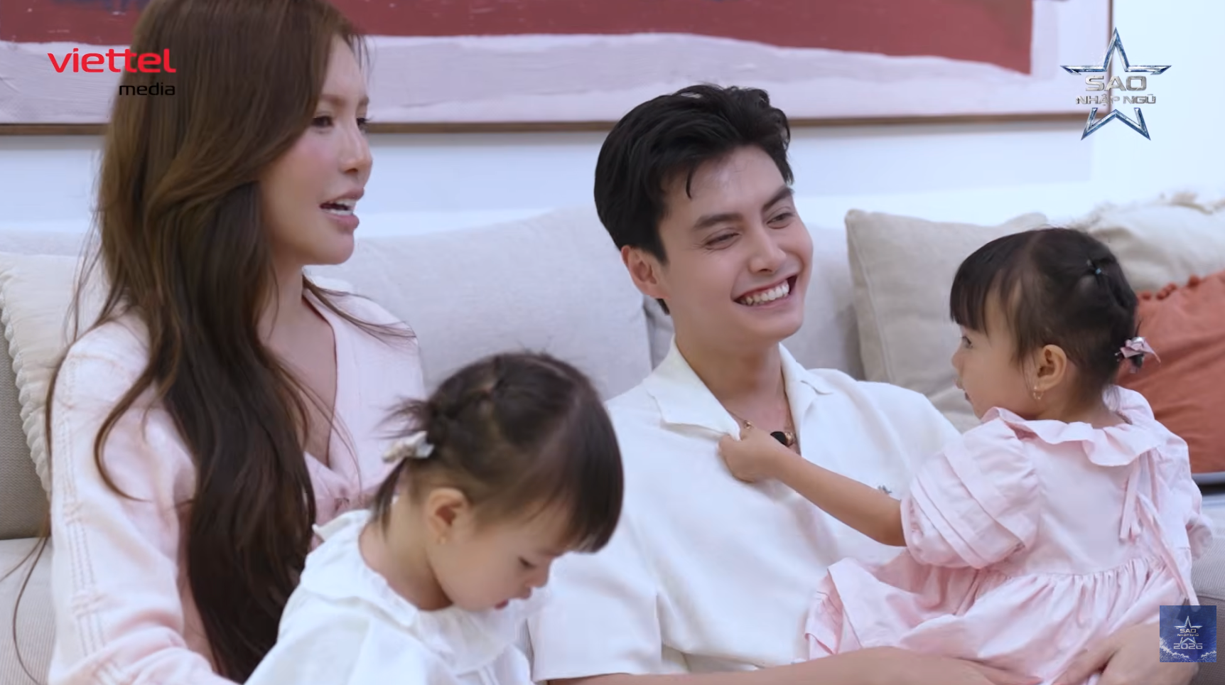 Tuấn Dương c&oacute; 2 c&ocirc; con g&aacute;i &ldquo;m&aacute;t l&ograve;ng m&aacute;t dạ&rdquo;: Lo lắng khi biết ba đi "Sao Nhập Ngũ", c&ograve;n gửi đồ chơi l&agrave;m h&agrave;nh trang cho ba l&ecirc;n đường- Ảnh 1.