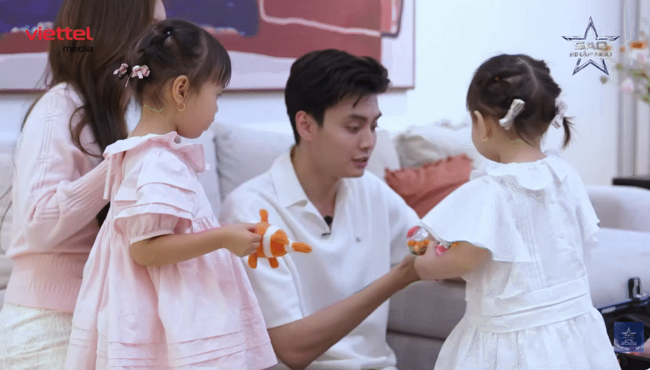 Tuấn Dương c&oacute; 2 c&ocirc; con g&aacute;i &ldquo;m&aacute;t l&ograve;ng m&aacute;t dạ&rdquo;: Lo lắng khi biết ba đi "Sao Nhập Ngũ", c&ograve;n gửi đồ chơi l&agrave;m h&agrave;nh trang cho ba l&ecirc;n đường- Ảnh 8.
