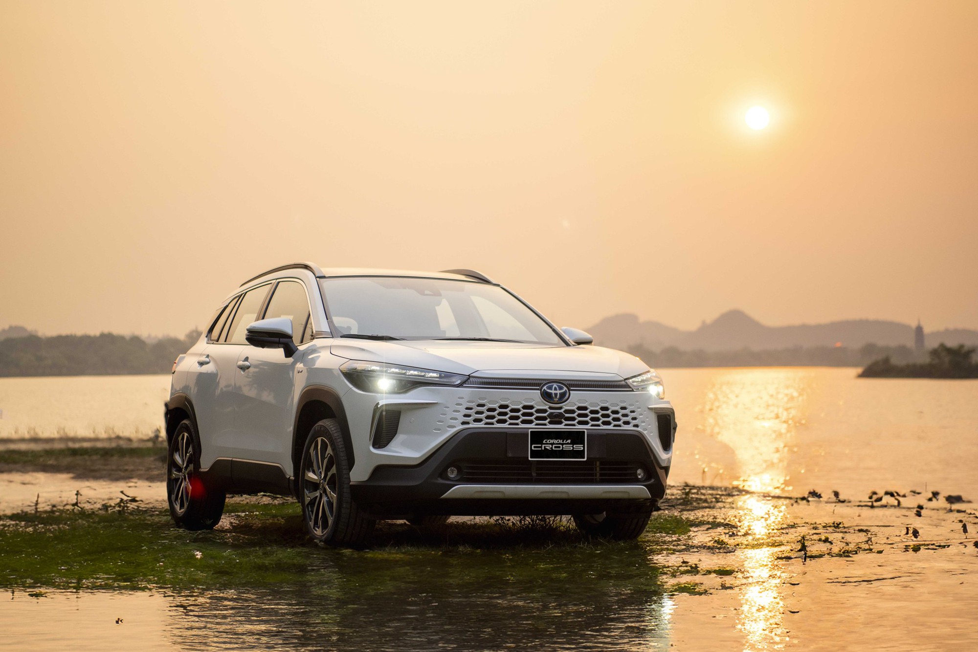 Xe hybrid ở Việt Nam: 'Ăn xăng như ngửi' thì hỏi Toyota, cảm giác lái hay thì biết hỏi ai? - Ảnh 3.