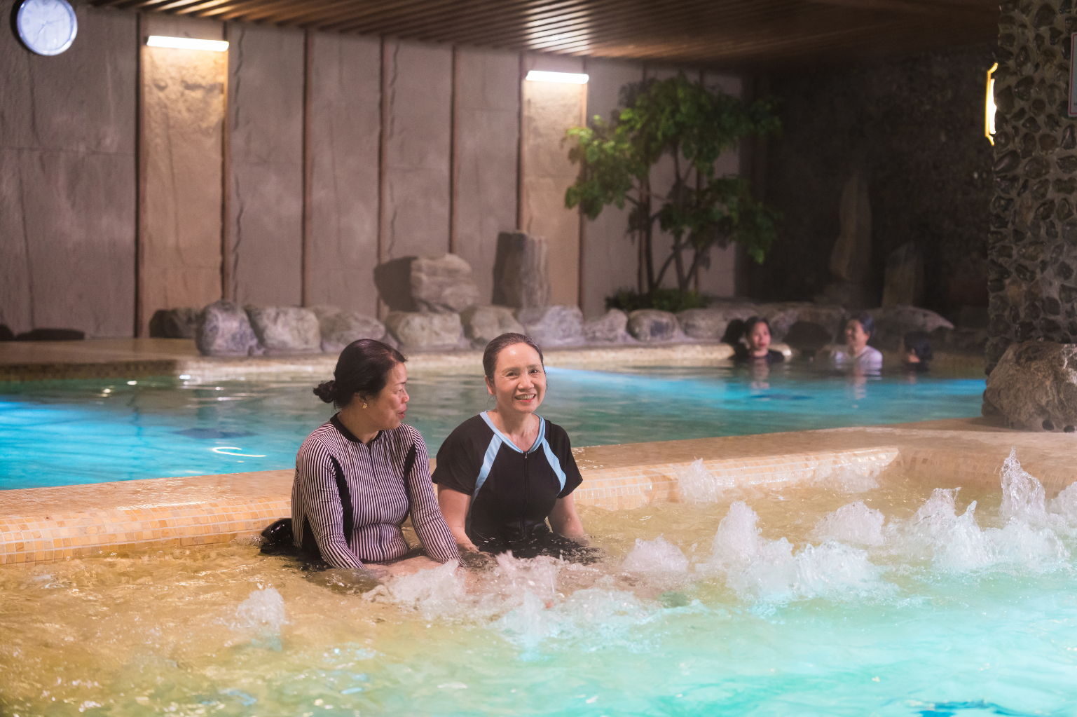 Khi Onsen trở thành thói quen: Hành trình tìm lại sự dẻo dai của nữ điều dưỡng tuổi 65 tại Phương Đông Asahi - Ảnh 1.