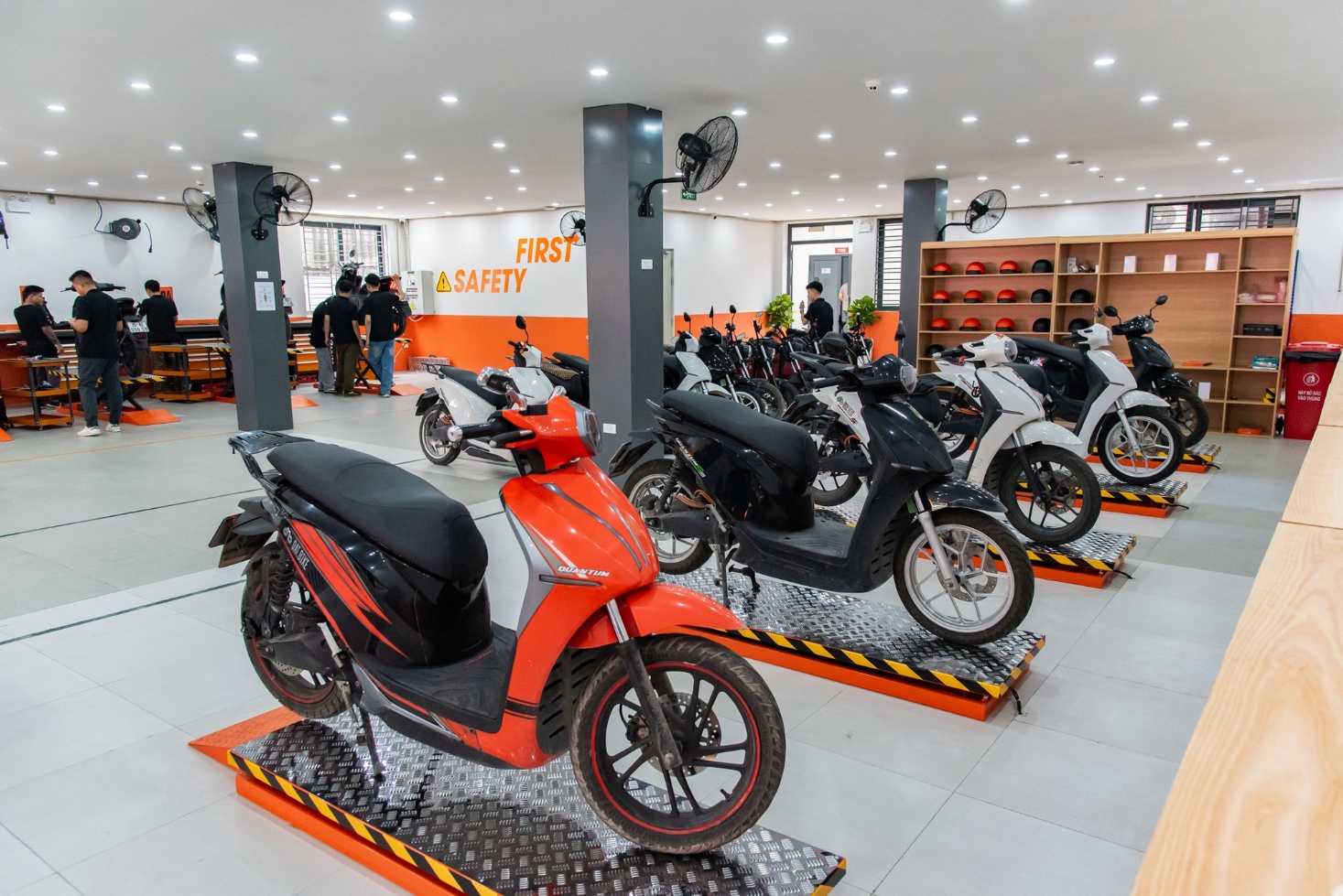 Mega Service Center vừa khai trương của h&atilde;ng xe điện Việt: Rộng 1.000 m2, xử l&yacute; 70 xe c&ugrave;ng l&uacute;c - Ảnh 2.