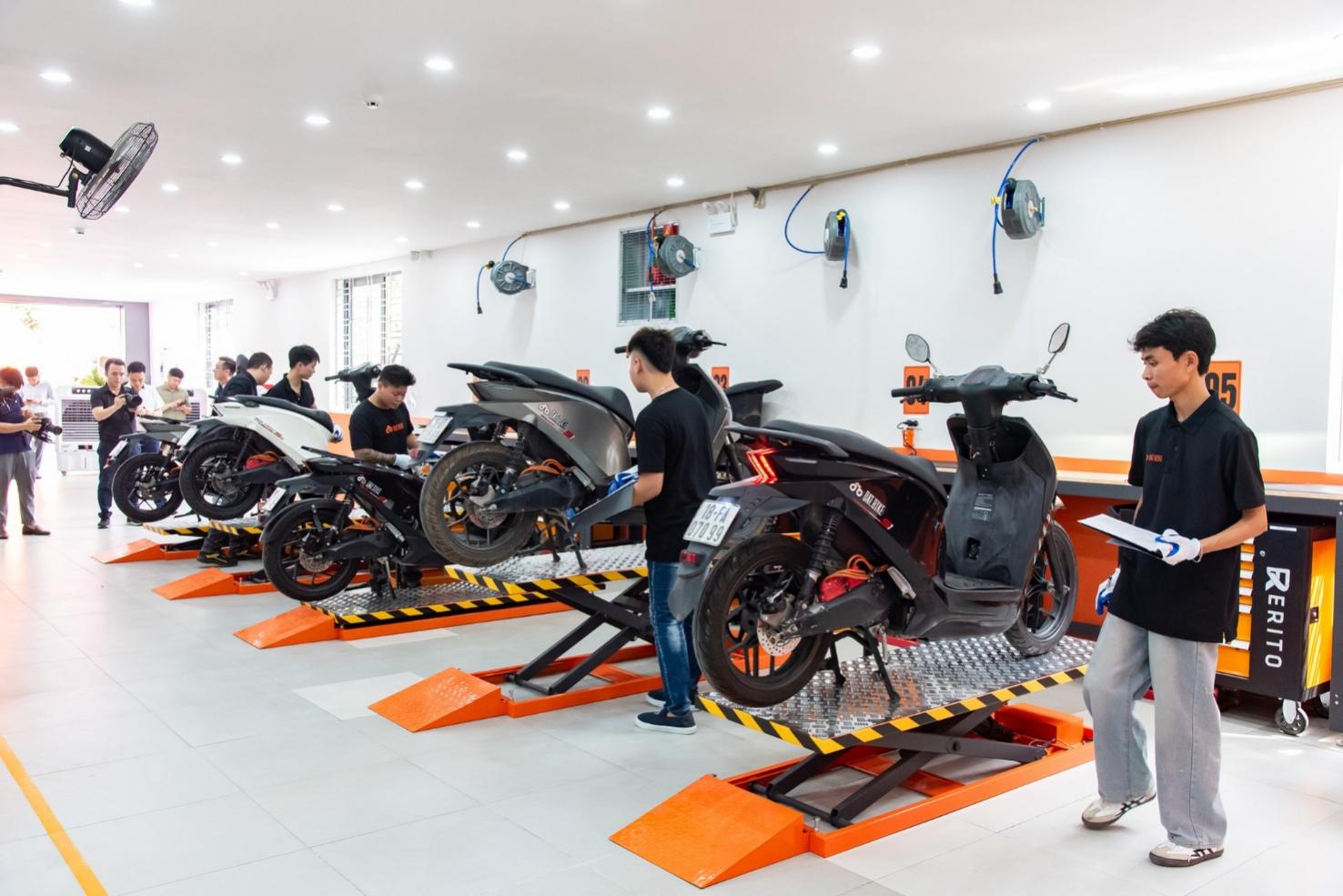 Mega Service Center vừa khai trương của h&atilde;ng xe điện Việt: Rộng 1.000 m2, xử l&yacute; 70 xe c&ugrave;ng l&uacute;c - Ảnh 3.
