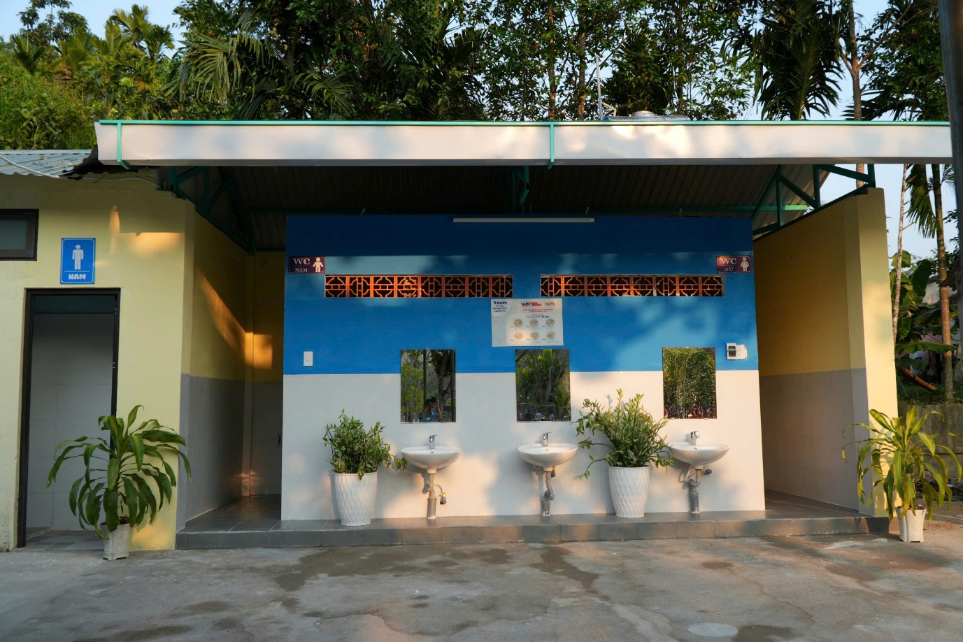 Vệ sinh học đường - khi nhà vệ sinh dần không còn là nỗi ám ảnh- Ảnh 2.