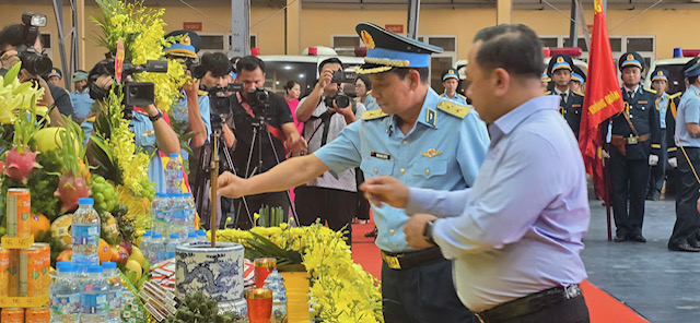 Chuyến bay đặc biệt đưa 7.104 mẫu h&agrave;i cốt liệt sĩ ra H&agrave; Nội phục vụ gi&aacute;m định ADN - Ảnh 5.
