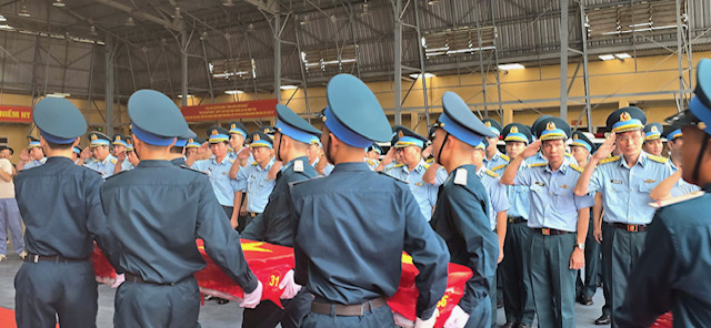 Chuyến bay đặc biệt đưa 7.104 mẫu h&agrave;i cốt liệt sĩ ra H&agrave; Nội phục vụ gi&aacute;m định ADN - Ảnh 8.