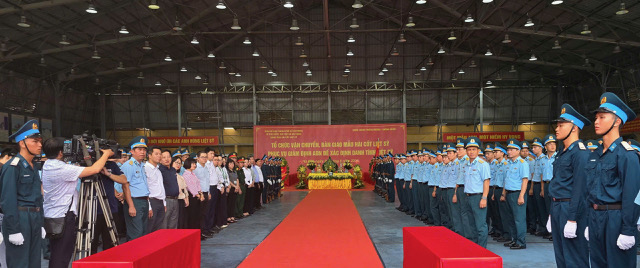 Chuyến bay đặc biệt đưa 7.104 mẫu h&agrave;i cốt liệt sĩ ra H&agrave; Nội phục vụ gi&aacute;m định ADN - Ảnh 6.