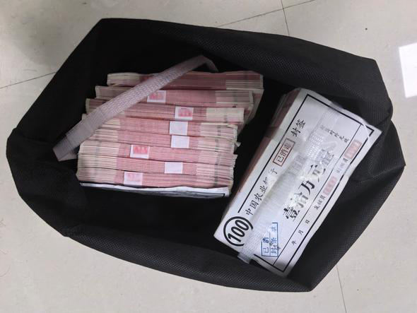 Chuyển khoản hộ 718 triệu đồng rồi cầm về 718 triệu tiền mặt, người đ&agrave;n &ocirc;ng phải b&aacute;o c&ocirc;ng an- Ảnh 1.