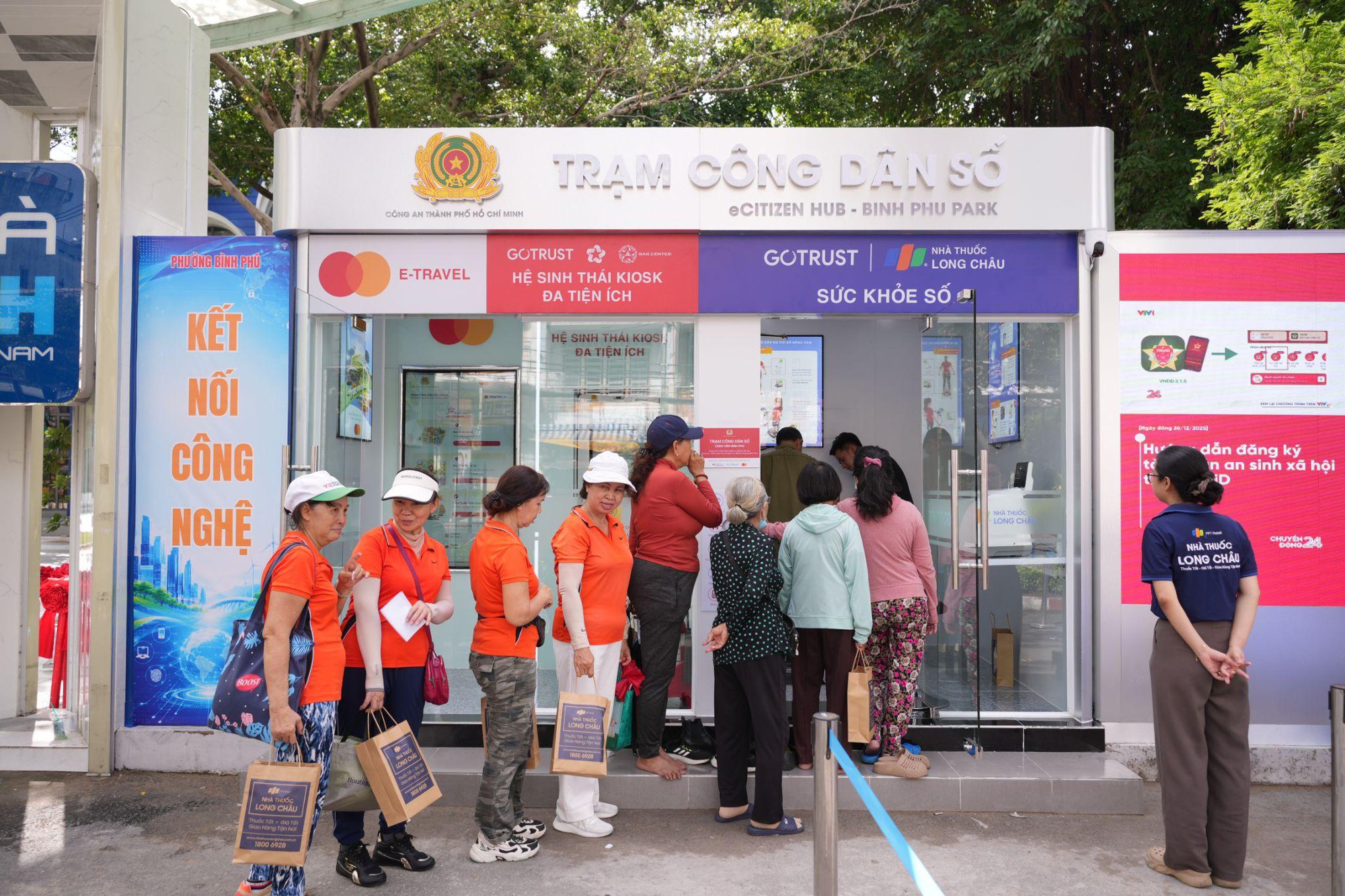 Một sáng kiến cải cách hành chính của Công an TP.HCM đang đưa tiện ích số “bám rễ sâu” hơn vào đời sống- Ảnh 3.