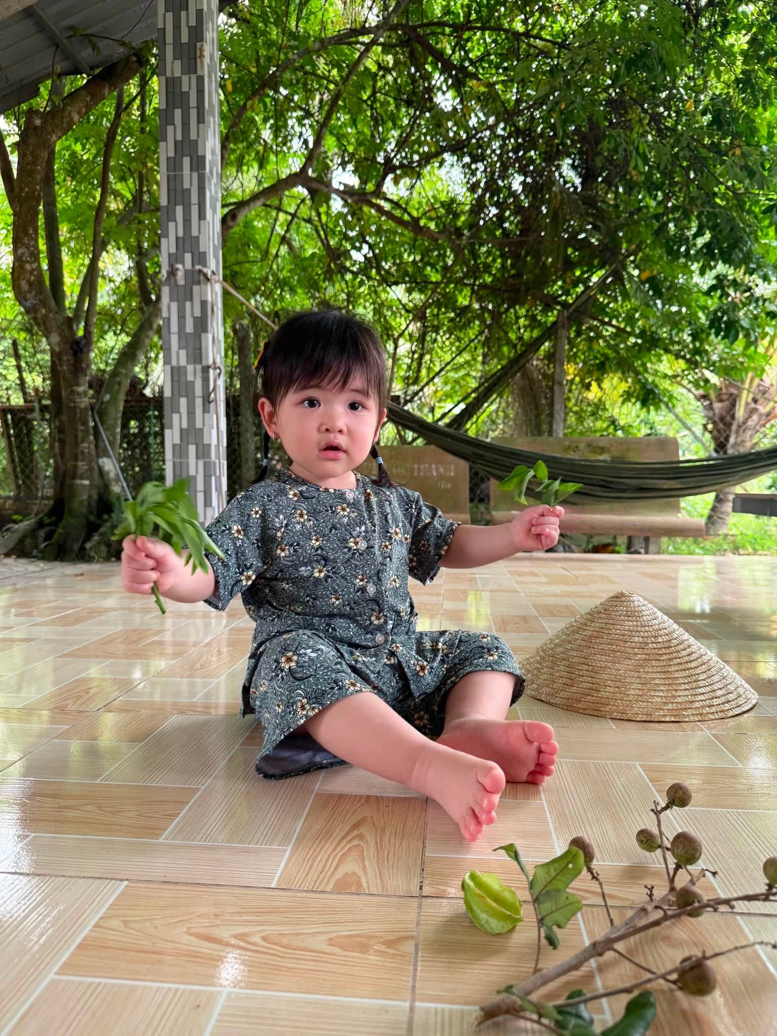Con gái Puka - Gin Tuấn Kiệt được ba mẹ đưa về quê ngoại, "em bé miền Tây" quậy tới bến, cười khanh khác bên ba Gin - Ảnh 1.