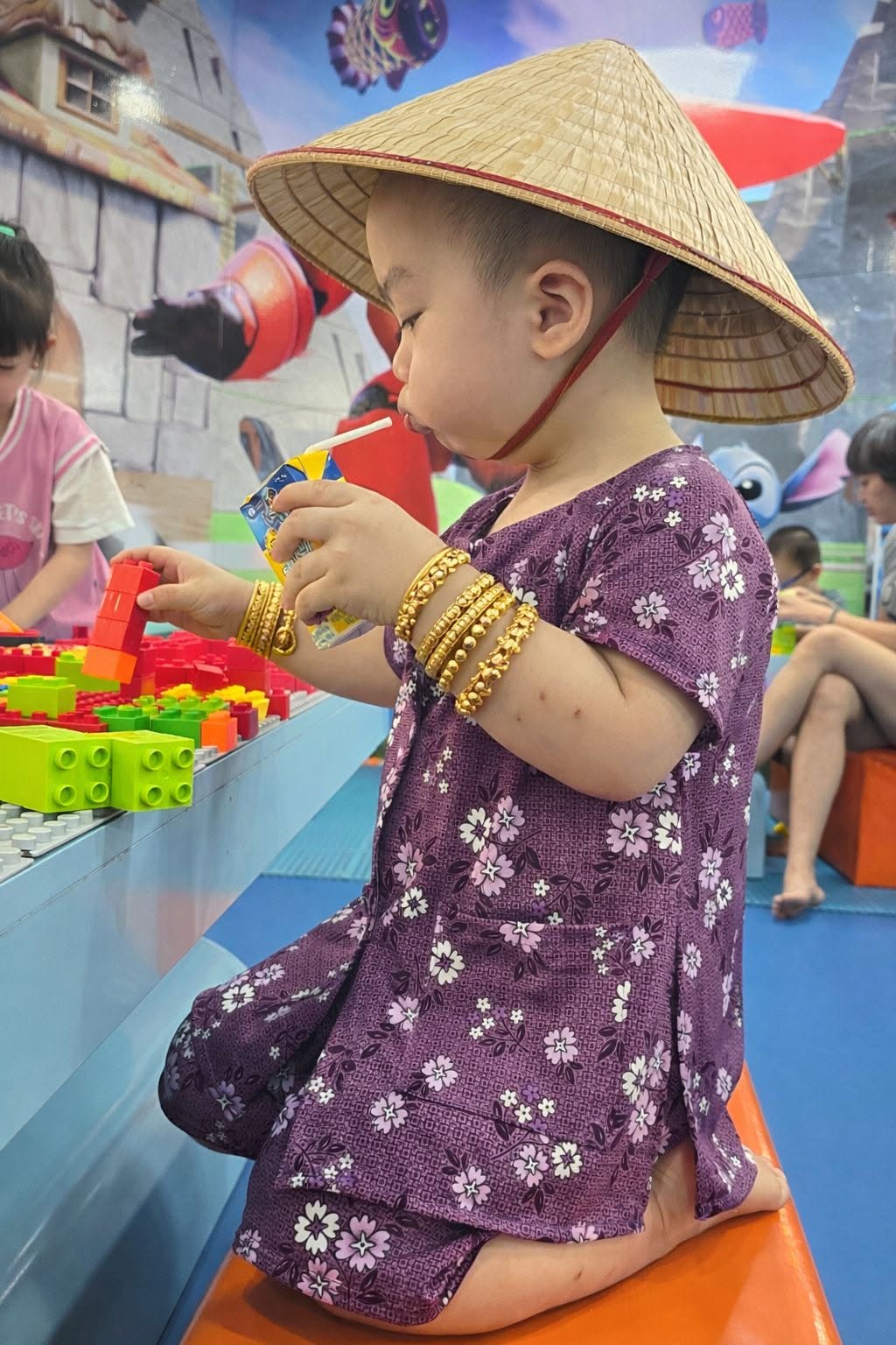 Con gái Puka - Gin Tuấn Kiệt được ba mẹ đưa về quê ngoại, "em bé miền Tây" quậy tới bến, cười khanh khác bên ba Gin - Ảnh 14.