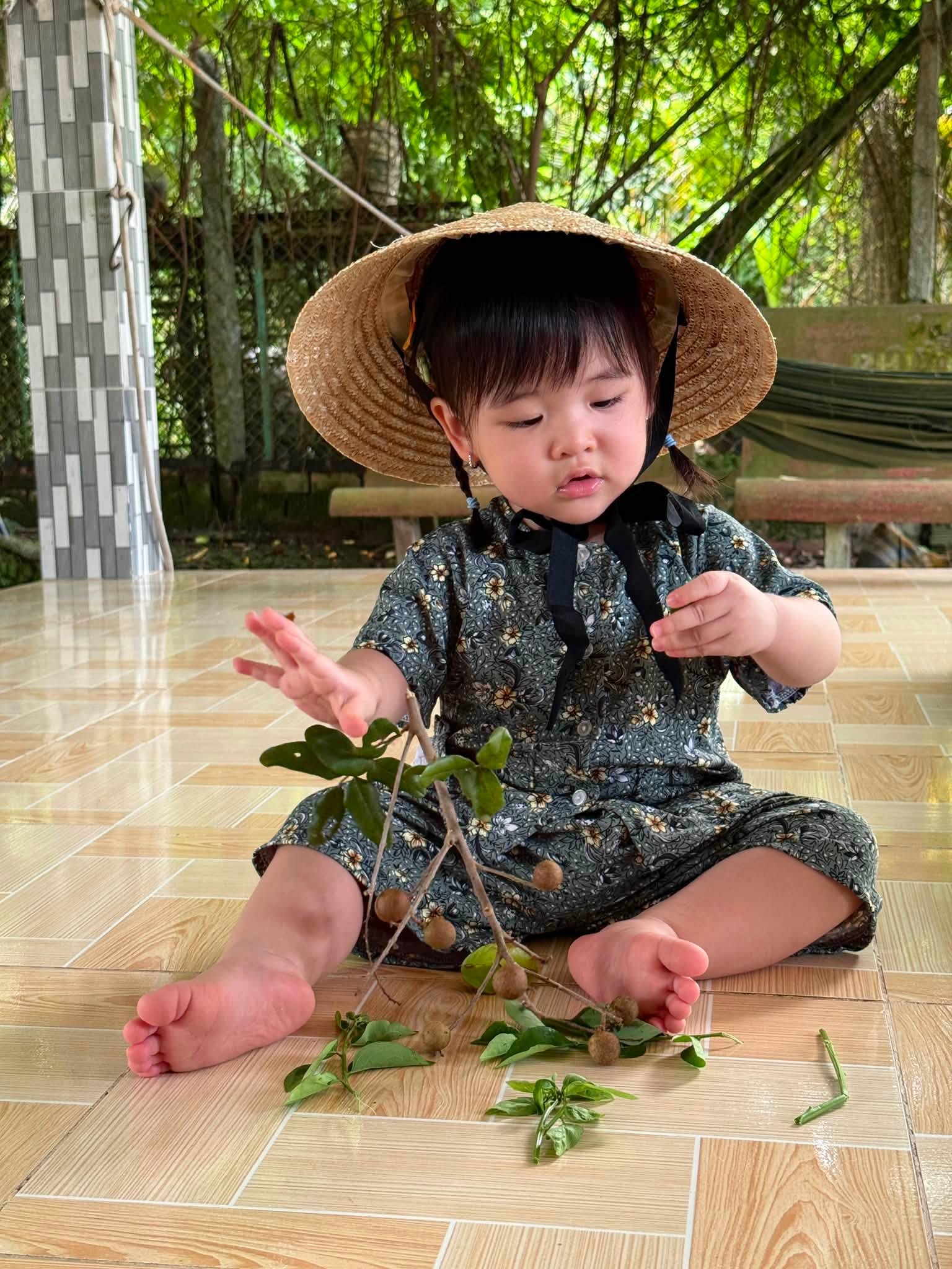 Con gái Puka - Gin Tuấn Kiệt được ba mẹ đưa về quê ngoại, "em bé miền Tây" quậy tới bến, cười khanh khác bên ba Gin - Ảnh 2.