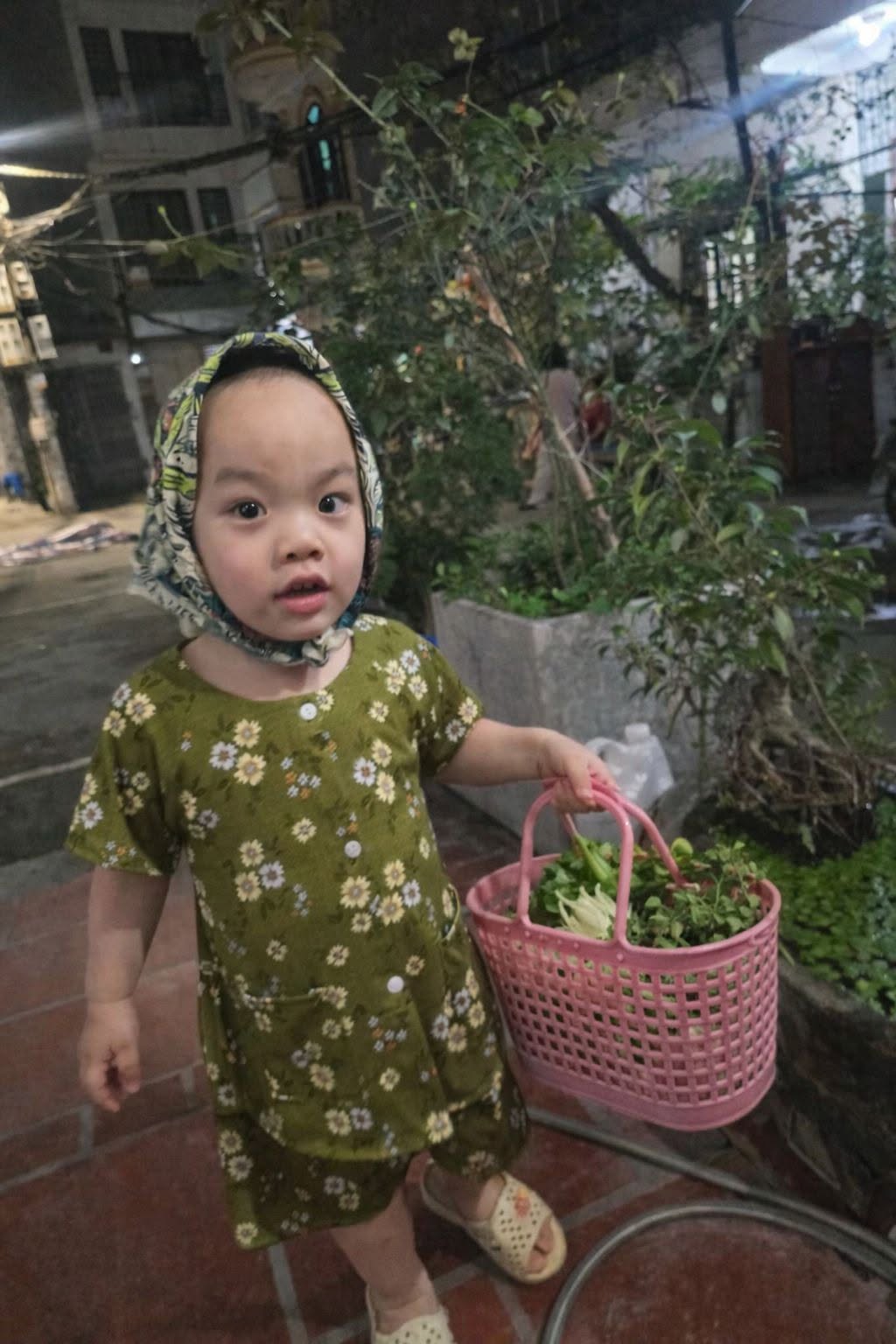 Con gái Puka - Gin Tuấn Kiệt được ba mẹ đưa về quê ngoại, "em bé miền Tây" quậy tới bến, cười khanh khác bên ba Gin - Ảnh 13.