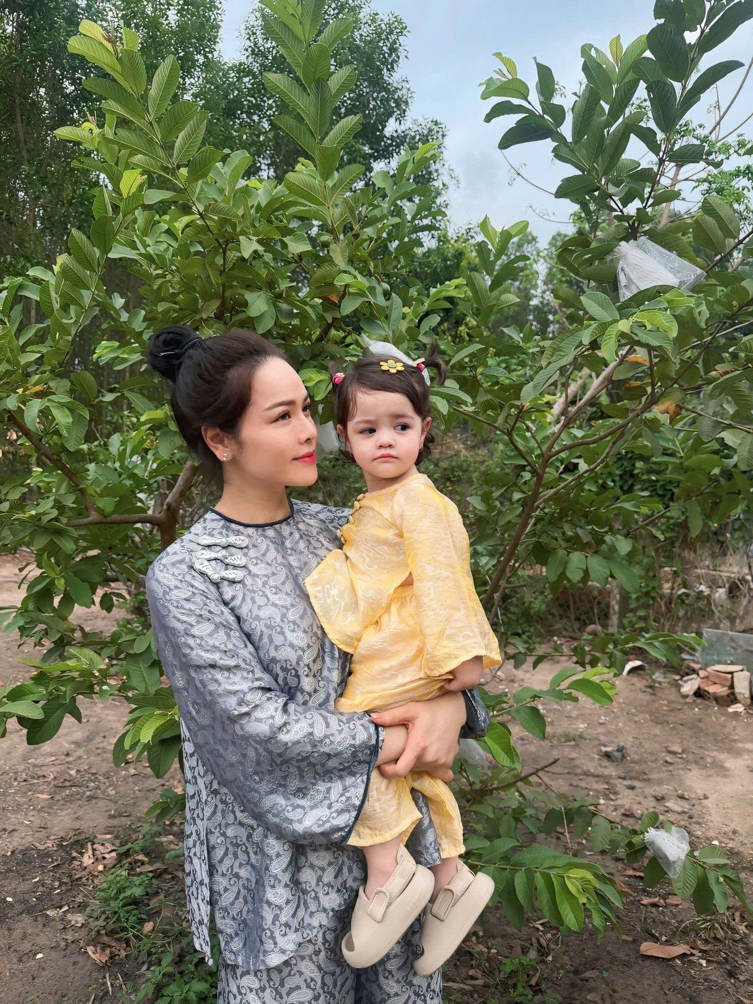 Con gái Puka - Gin Tuấn Kiệt được ba mẹ đưa về quê ngoại, "em bé miền Tây" quậy tới bến, cười khanh khác bên ba Gin - Ảnh 7.