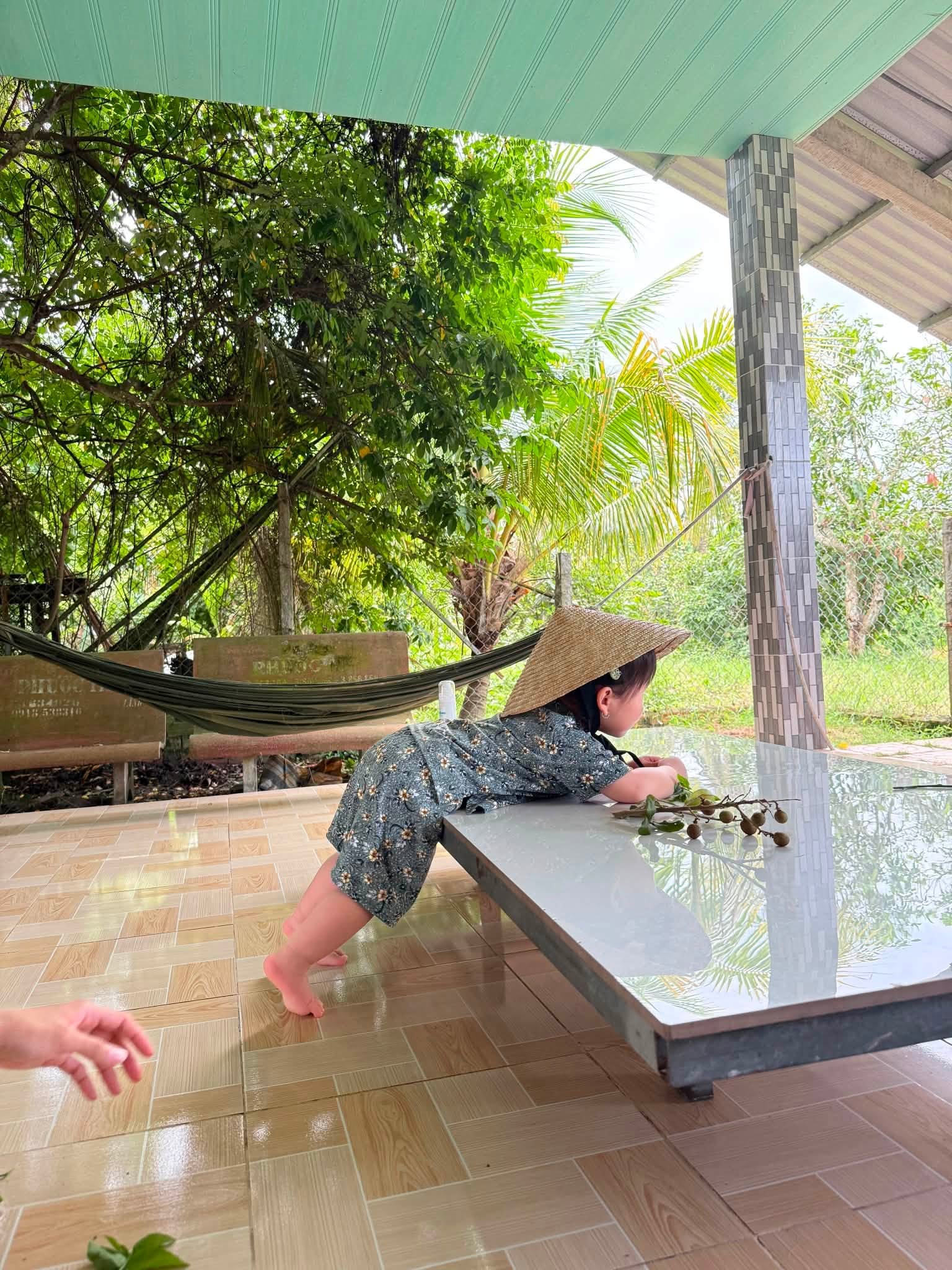 Con gái Puka - Gin Tuấn Kiệt được ba mẹ đưa về quê ngoại, "em bé miền Tây" quậy tới bến, cười khanh khác bên ba Gin - Ảnh 4.