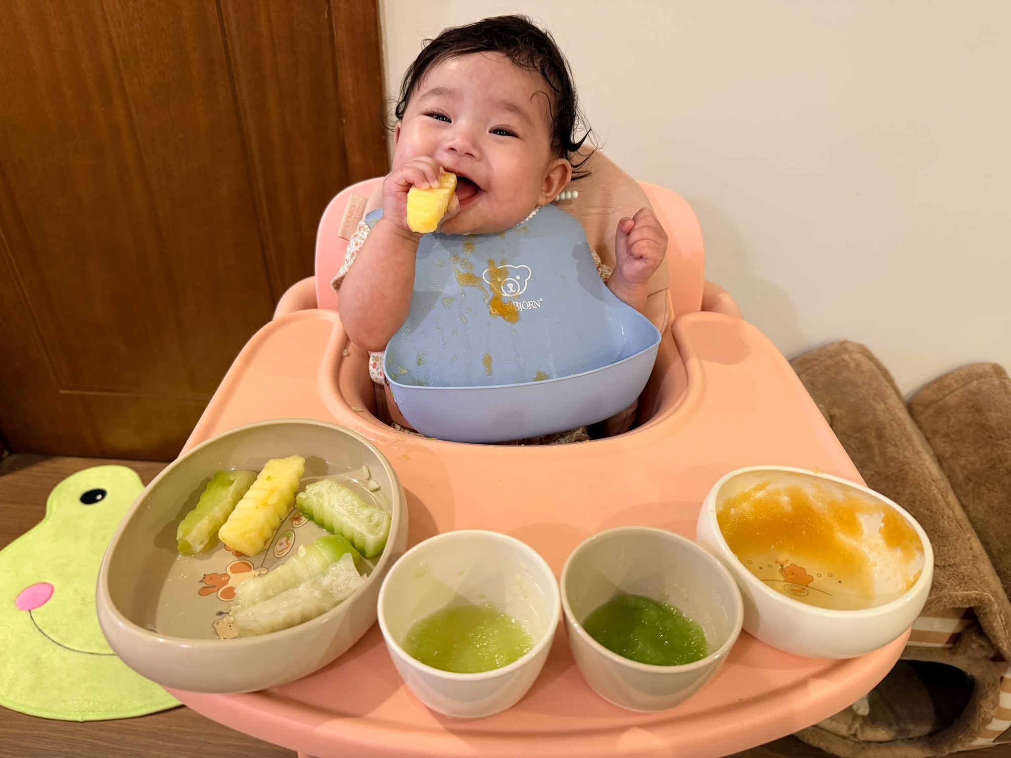 Hotkid mới của showbiz Việt gọi tên bé Cheri - con gái Thái Trinh: Đôi má bánh bao, mắt tròn xoe và biểu cảm "1001 sắc thái" khiến dân mạng phát cuồng - Ảnh 2.
