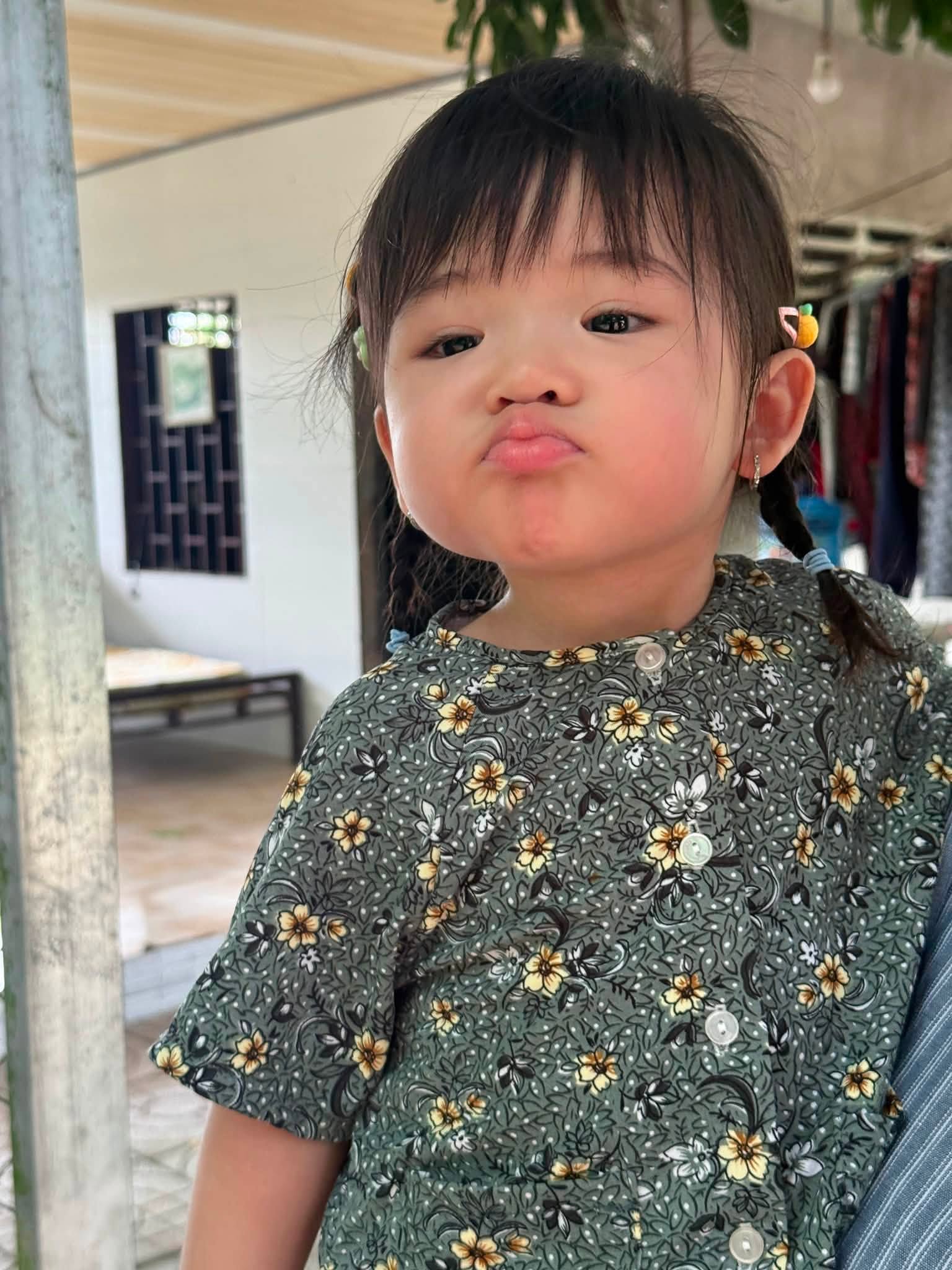 Con gái Puka - Gin Tuấn Kiệt được ba mẹ đưa về quê ngoại, "em bé miền Tây" quậy tới bến, cười khanh khác bên ba Gin - Ảnh 3.