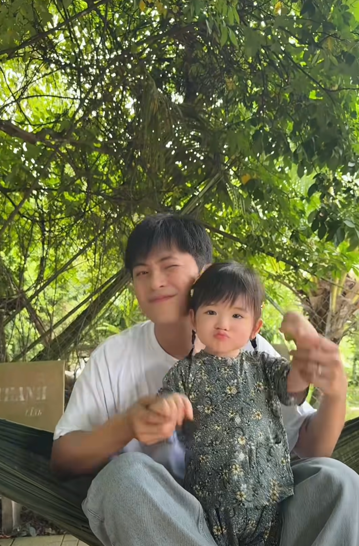 Con gái Puka - Gin Tuấn Kiệt được ba mẹ đưa về quê ngoại, "em bé miền Tây" quậy tới bến, cười khanh khác bên ba Gin - Ảnh 5.