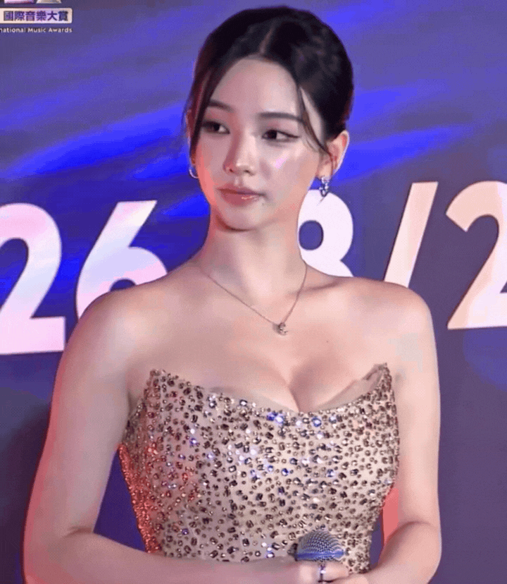 Tứ đại mỹ nhân showbiz "flex" sắc vóc đẹp điên đảo: Thần thái "bén ngót từng centimet" ai cũng đổ rạp! - Ảnh 2.