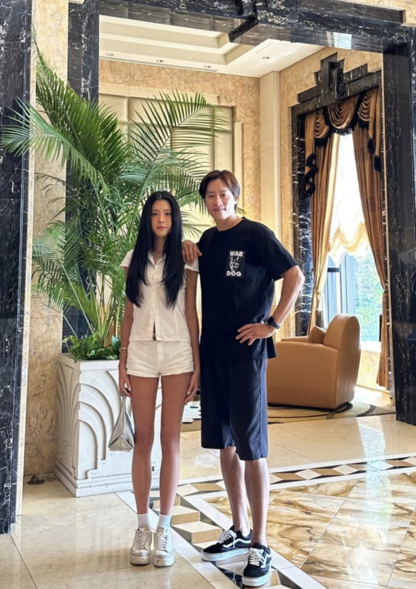 Hoa hậu bị "đ&agrave;o" loạt ảnh qu&aacute; khứ, d&acirc;n mạng chỉ tr&iacute;ch "dao k&eacute;o" qu&aacute; đ&agrave; kh&ocirc;ng xứng đăng quang!- Ảnh 4.