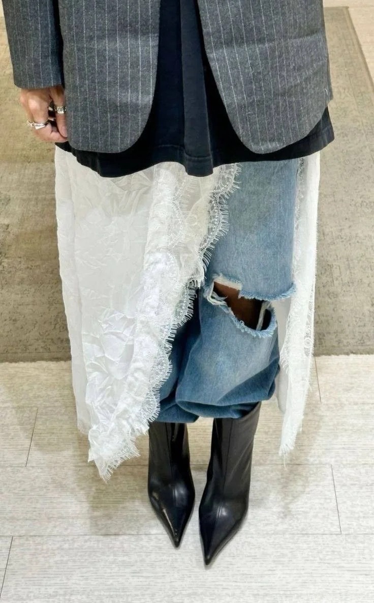 Ren phối denim: Công thức giúp phụ nữ 35+ mặc nữ tính mà không quá điệu đà- Ảnh 6.