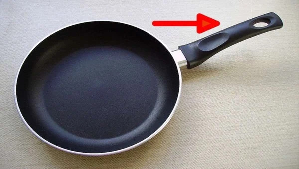 Chiếc lỗ ở cuối cán nồi, chảo dùng để làm gì? Hóa ra không chỉ để treo như nhiều người vẫn nghĩ- Ảnh 1.