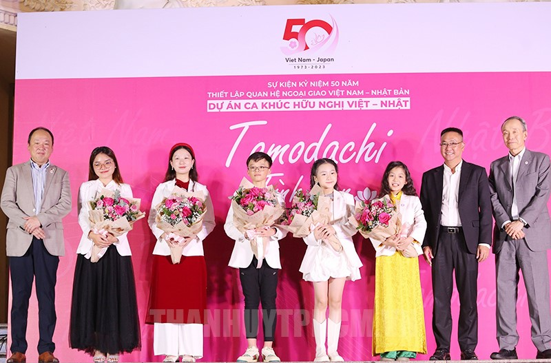 Cô bé hát “Em mơ gặp Bác Hồ” gây chú ý tại concert Tổ quốc trong tim là ai?- Ảnh 9.