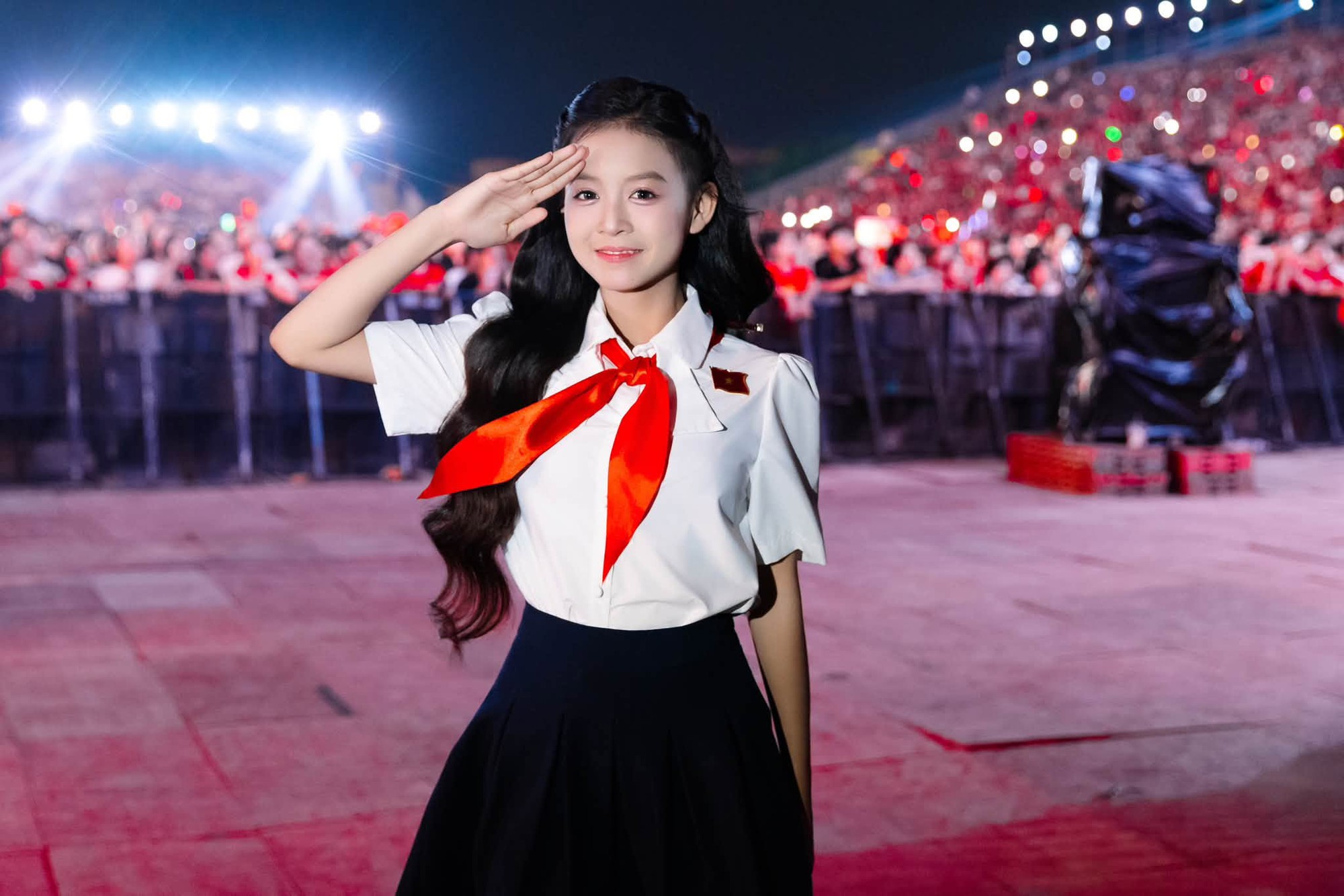 Cô bé hát “Em mơ gặp Bác Hồ” gây chú ý tại concert Tổ quốc trong tim là ai?- Ảnh 1.