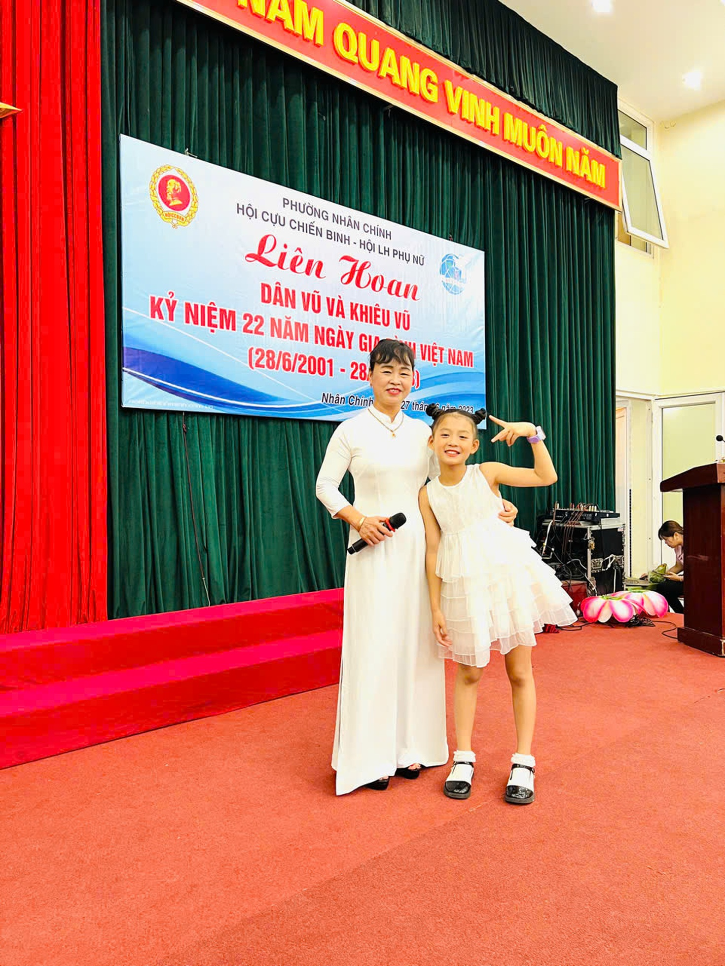 Cô bé hát “Em mơ gặp Bác Hồ” gây chú ý tại concert Tổ quốc trong tim là ai?- Ảnh 8.