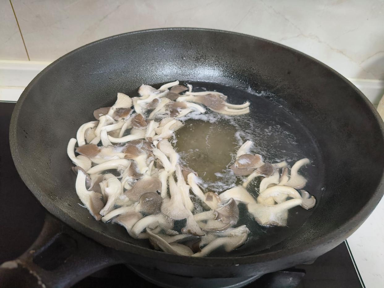 Bữa tối chỉ c&oacute; 3 m&oacute;n nấu đơn giản m&agrave; lại ngon, con trai t&ocirc;i reo l&ecirc;n: "Ngon tuyệt, con sẽ b&eacute;o l&ecirc;n mất!"- Ảnh 13.