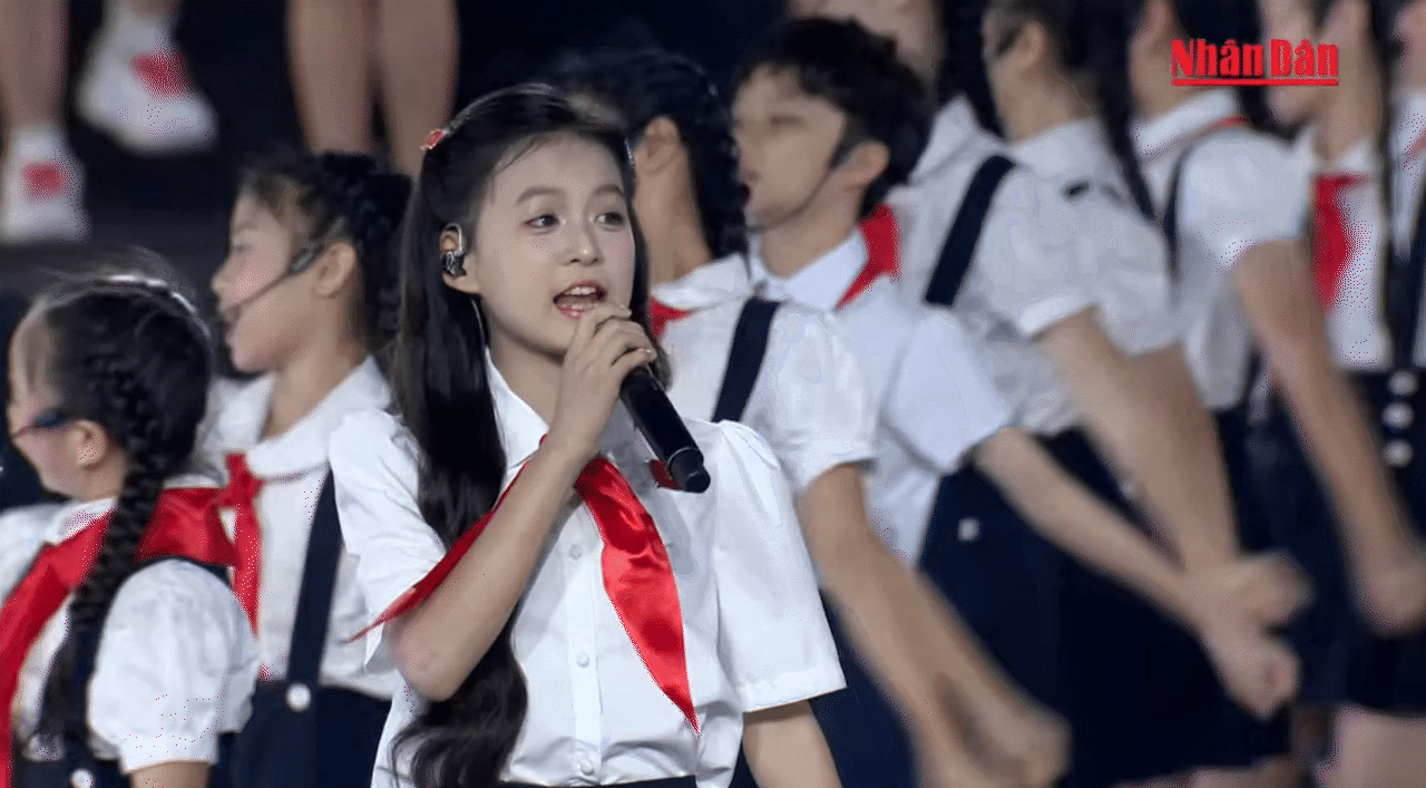 Cô bé hát “Em mơ gặp Bác Hồ” gây chú ý tại concert Tổ quốc trong tim là ai?- Ảnh 2.