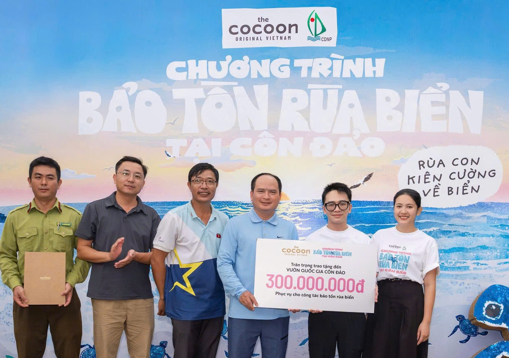 Một nh&atilde;n mỹ phẩm chọn c&aacute;ch bảo vệ r&ugrave;a biển kh&aacute;c đi - Ảnh 3.