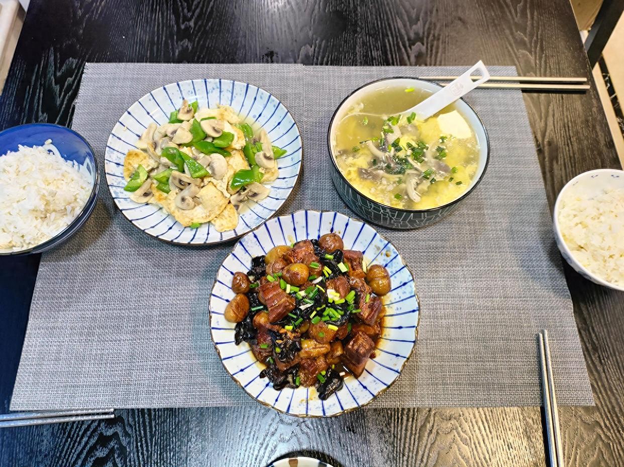 Bữa tối chỉ c&oacute; 3 m&oacute;n nấu đơn giản m&agrave; lại ngon, con trai t&ocirc;i reo l&ecirc;n: "Ngon tuyệt, con sẽ b&eacute;o l&ecirc;n mất!"- Ảnh 1.