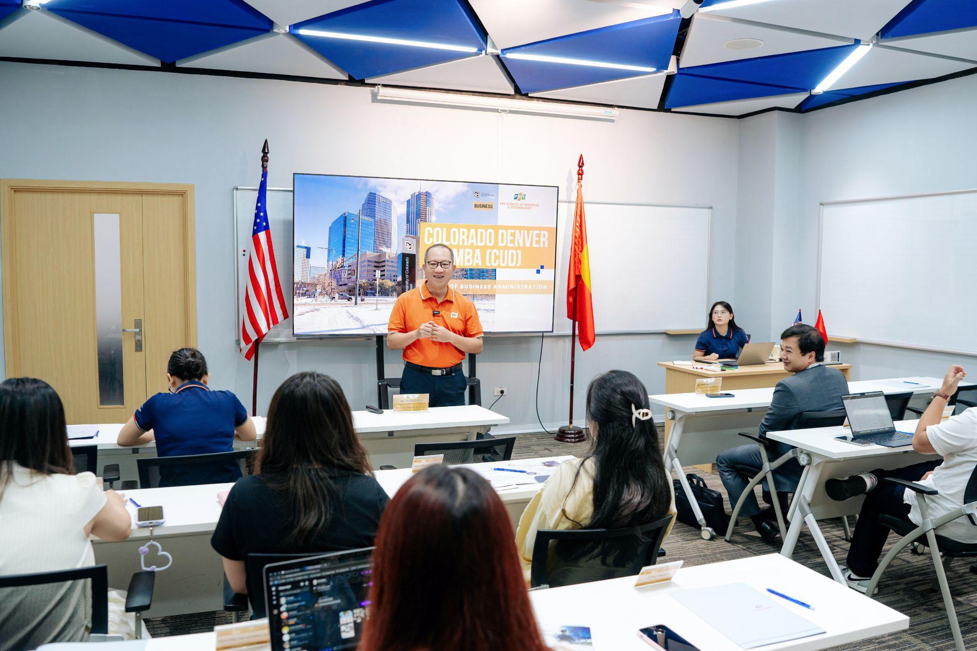 &rlm;CU Denver MBA Leadership Lab tại TP.HCM: Thử th&aacute;ch tư duy l&atilde;nh đạo trước quyết định kh&oacute; về con người v&agrave; văn h&oacute;a&rlm; - Ảnh 1.