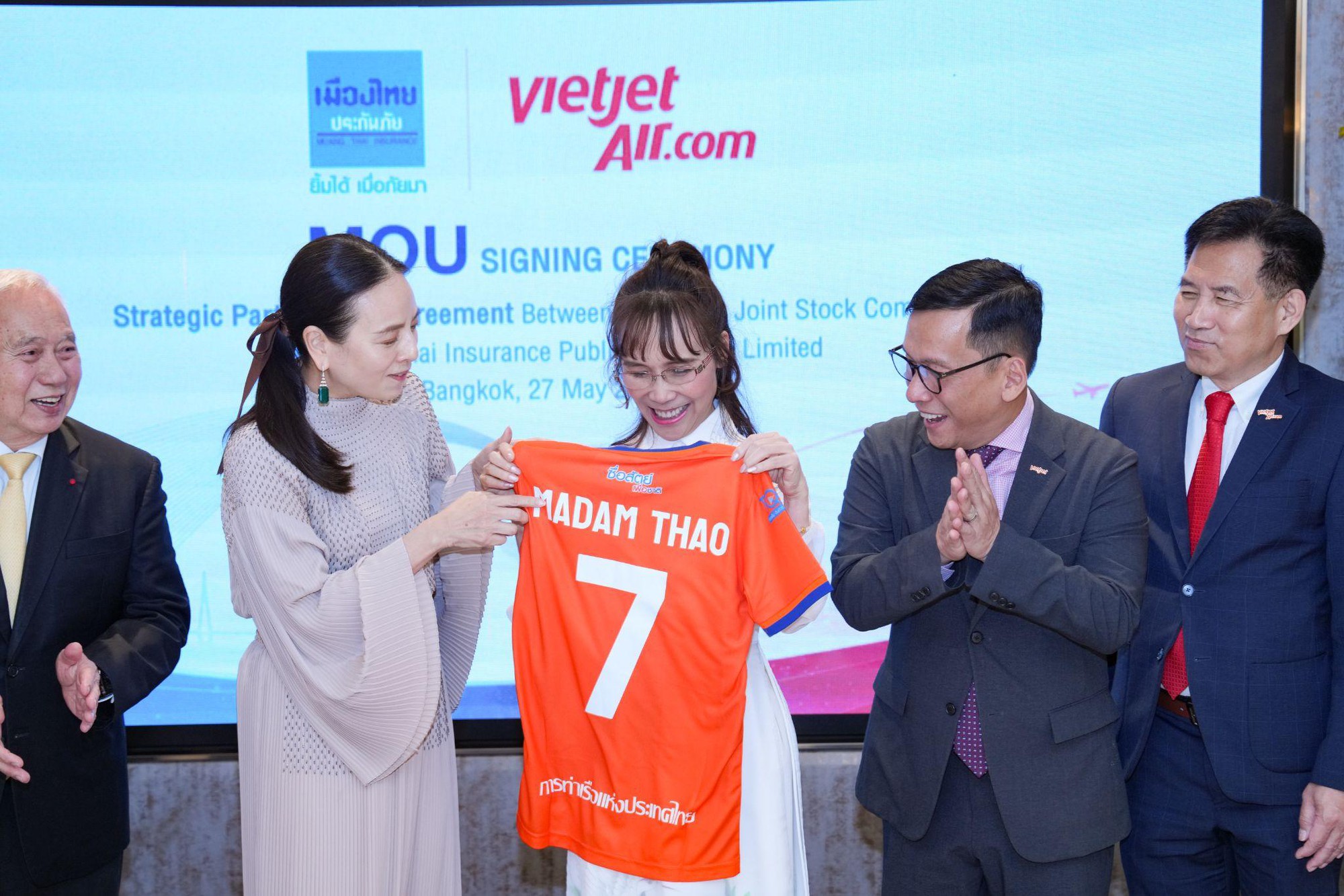 Hai “Madam” và mối duyên với bóng đá Việt Nam - Thái Lan - Ảnh 1.