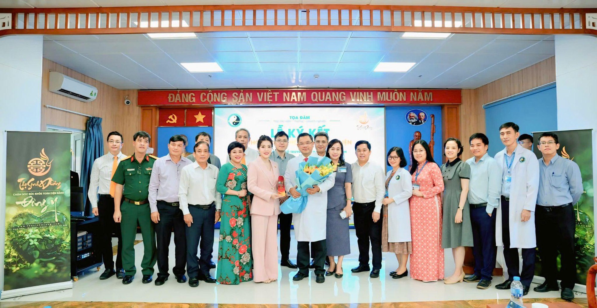 Bắt tay chiến lược: Hiện đại h&oacute;a & n&acirc;ng tầm Y học Cổ truyền Việt Nam - Ảnh 1.